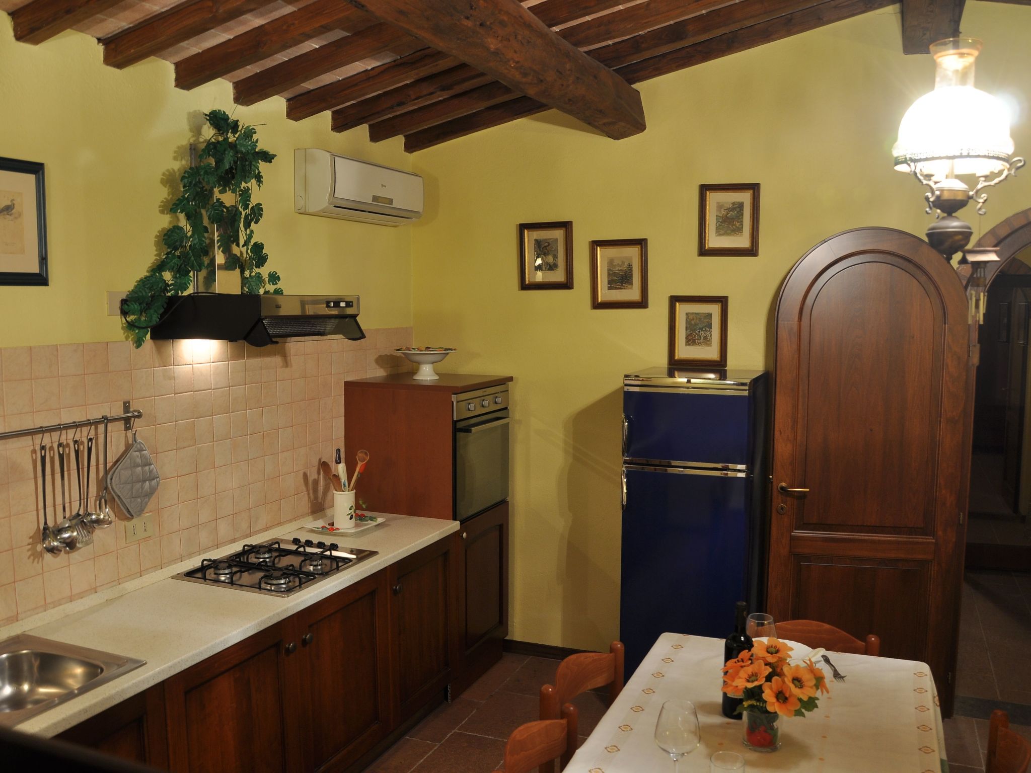 Pfirsichhaus mit Schwimmbad, Jacuzzi und privatem Garten-Drinnen