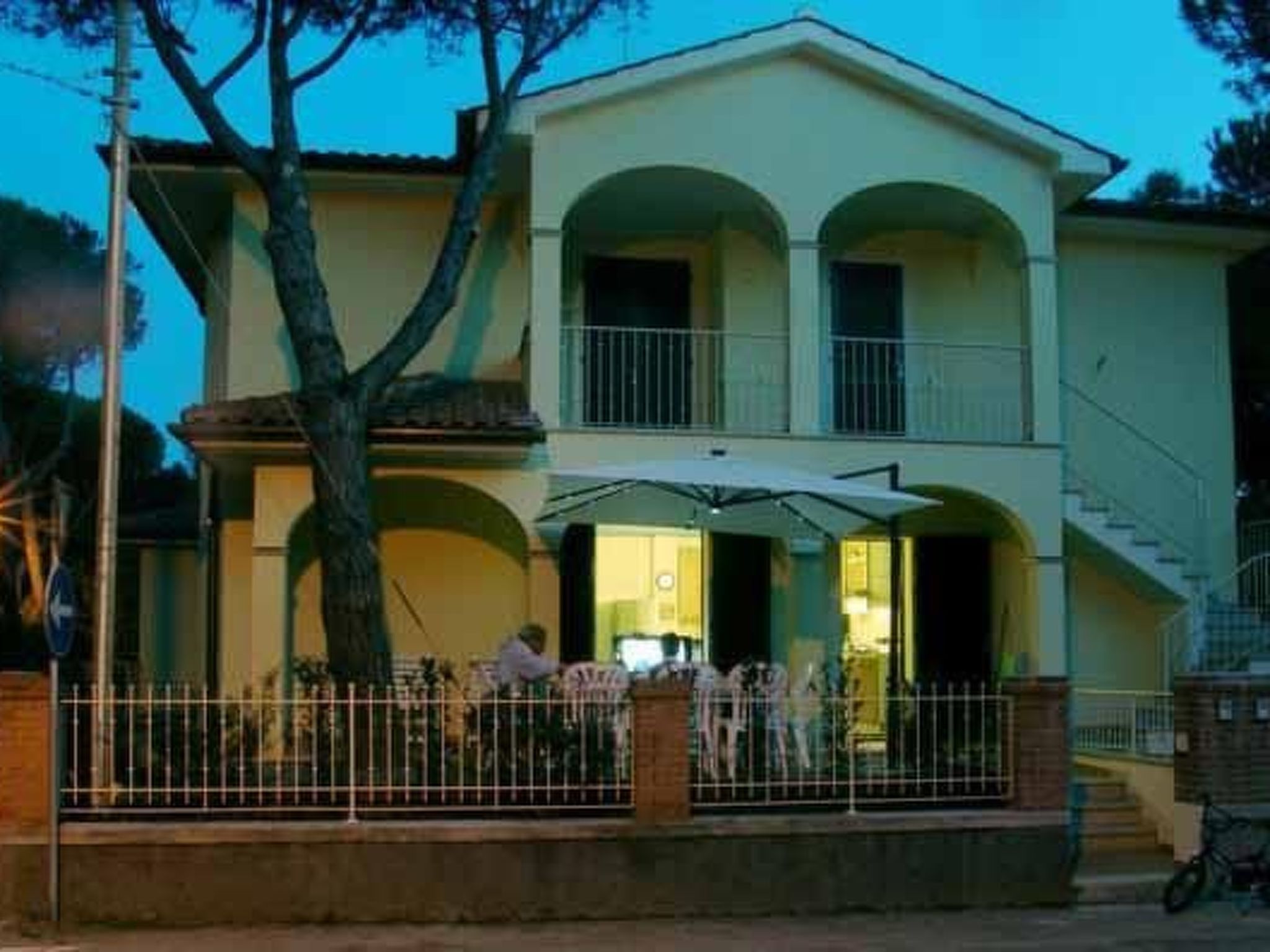 Blaue Wohnung mit Terrasse