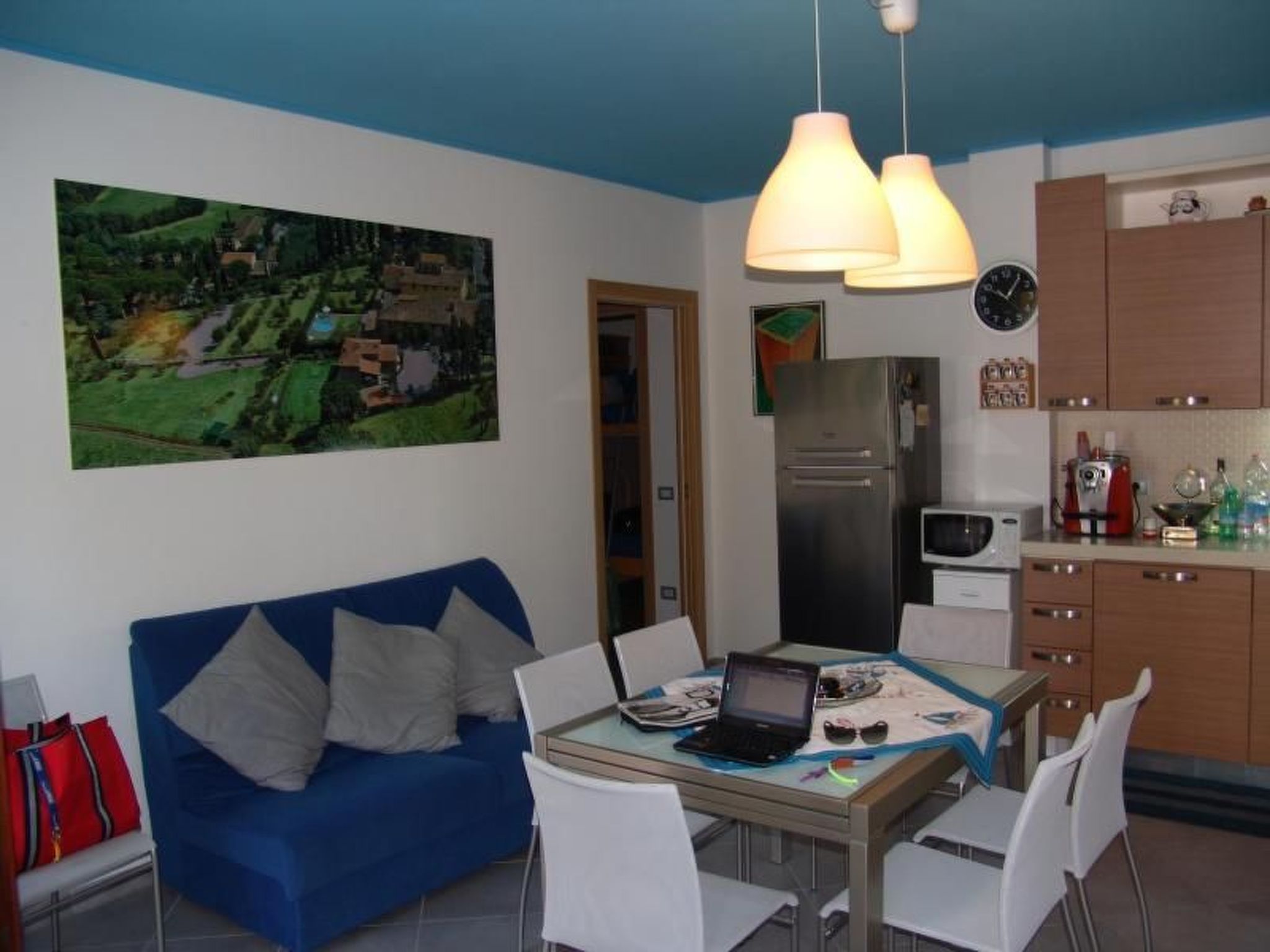 Blaue Wohnung mit Terrasse-Drinnen