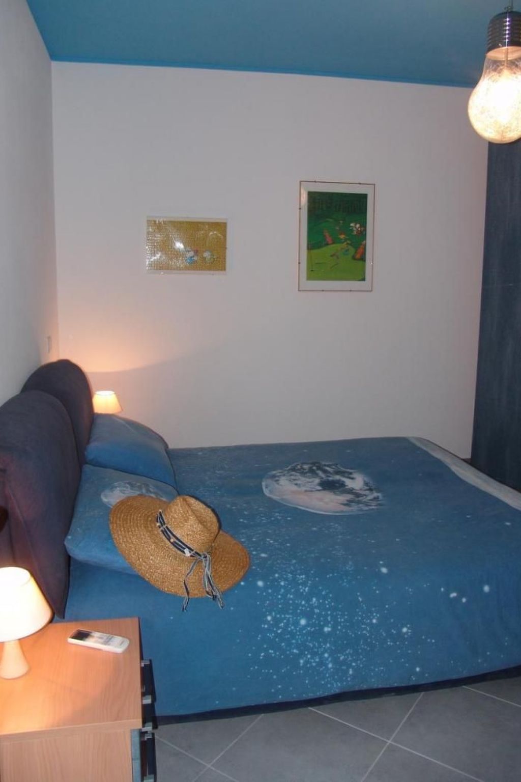 Blaue Wohnung mit Terrasse-Drinnen