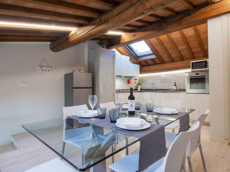 Appartement 4-kamers 120 m2 op 2 verdiepingen. Modern en gezellig ingericht: woonkamer met 1 2-pers bed, Digitale TV en air-conditioning. 1 2-pers. kamer met douche/bidet/WC en air-conditioning. 1 2-p..