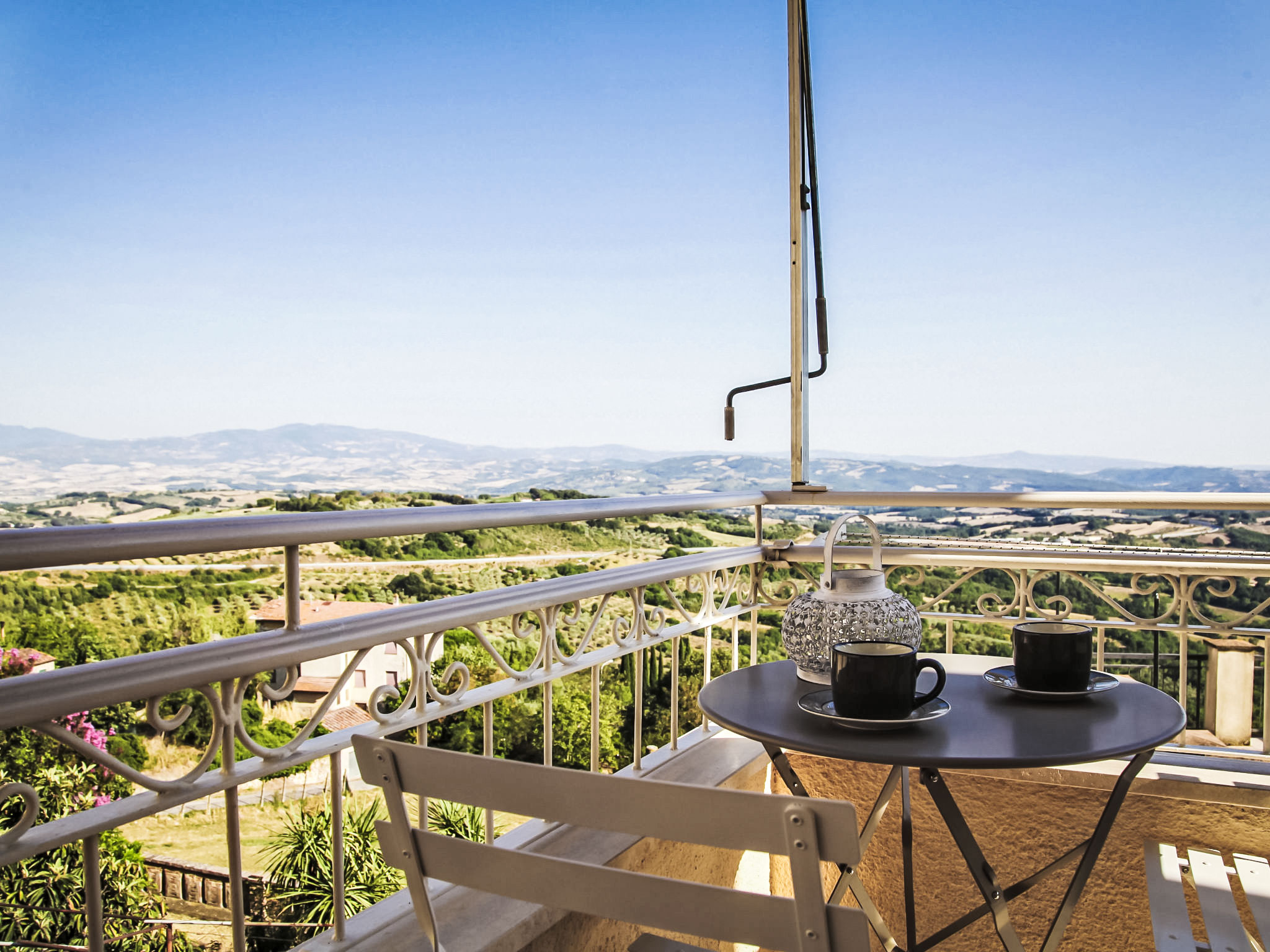 "Agave", appartement 2-kamers 60 m2 op de 1e verdieping. Ruim, gerenoveerd, smaakvol ingericht: woonkamer met 1 2-pers divanbed en TV (Flatscreen TV). Uitgang naar het balkon. 1 kamer met 1 2-pers bed..