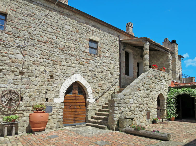 "Rosa - Borgo la Civitella", appartement 3-kamers 60 m2 op 2 verdiepingen op de 1e verdieping. Eenvoudig en rustiek ingericht: Bovenverdieping: 1 kamer met 1 2-pers bed (160 cm), douche/bidet/WC. Woon..
