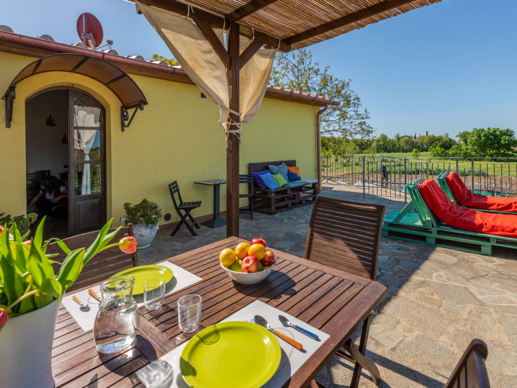 "Bellosguardo", huis 3-kamers 60 m2. Modern ingericht: woon-/slaapkamer met 1 divanbed, open haard, eettafel en Sat-TV. Uitgang naar het terras. 1 kamer met 1 x 2 stapelbedden, 1 2-pers bed (160 cm). ..