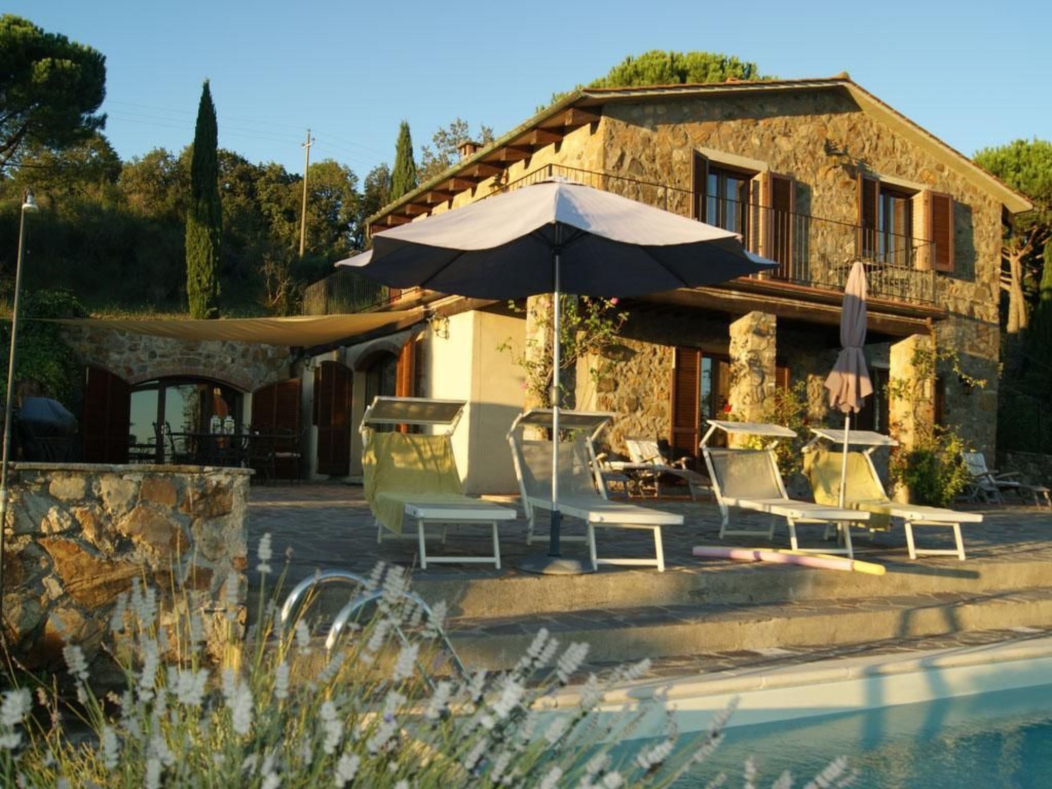 Private Naturstein-Villa in eigenem 2 ha Park mit Poolblick auf die Maremma