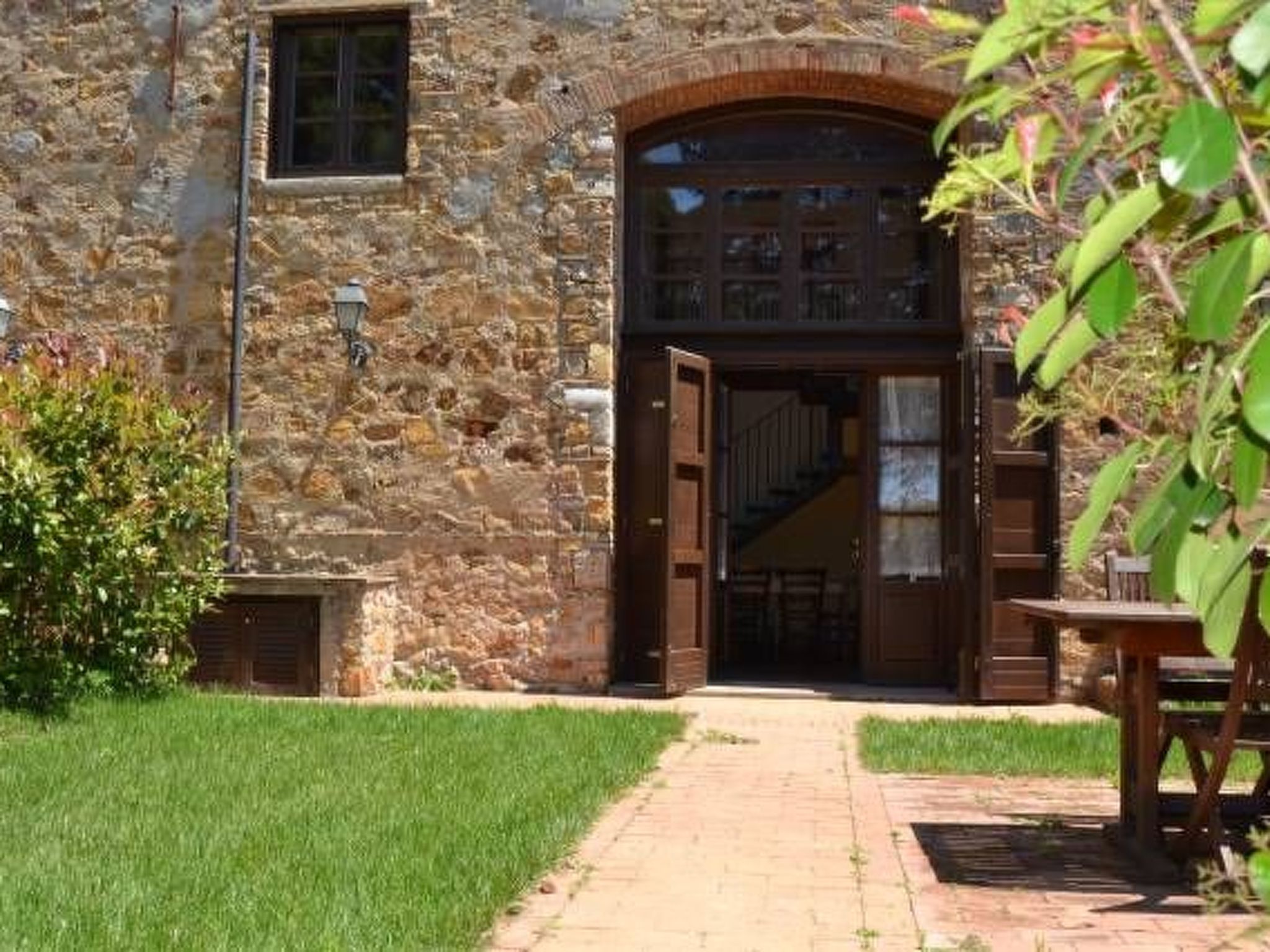 Luxus-Drei-Zimmer-Wohnung mit privatem Garten-Dedans