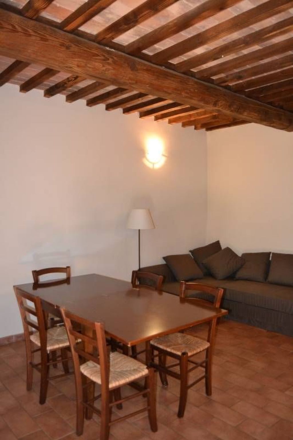 Zwei-Zimmer-Wohnung mit Garten-Dedans