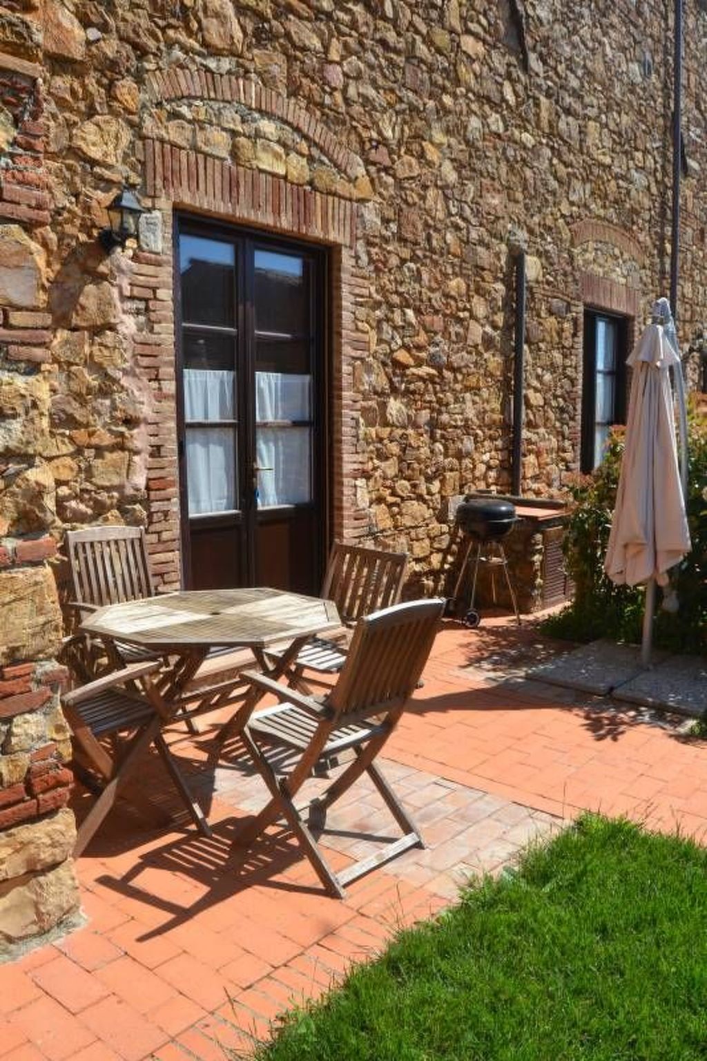 Zwei-Zimmer-Wohnung mit Garten-Dedans