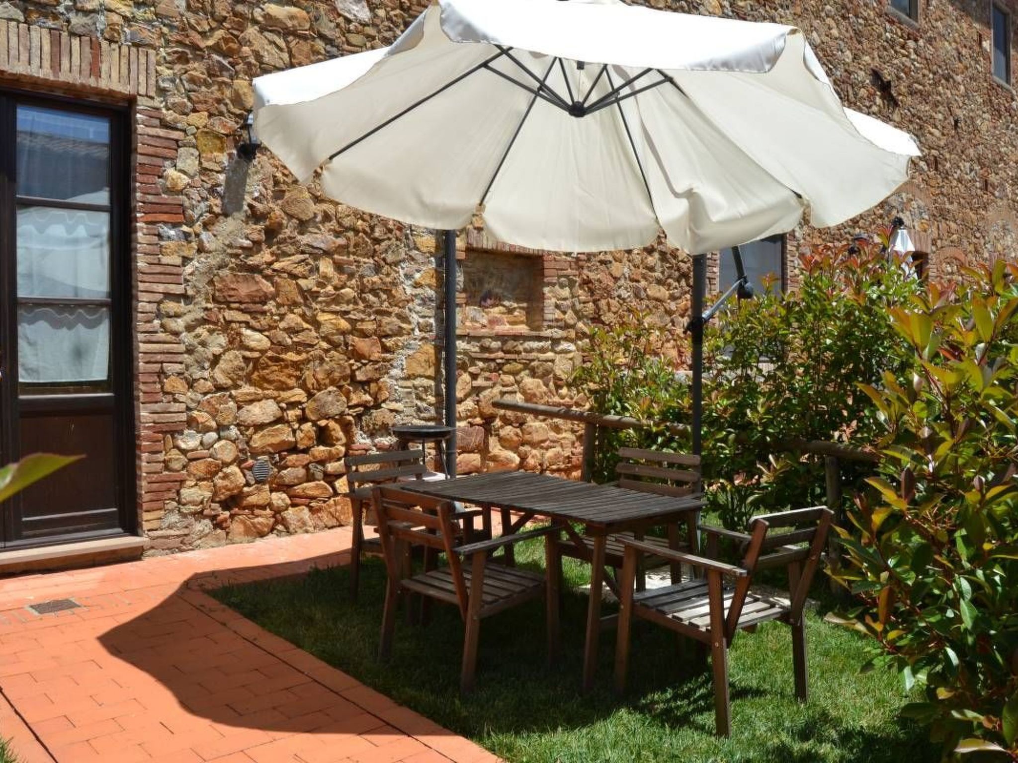 Zwei-Zimmer-Wohnung mit Garten-Dedans