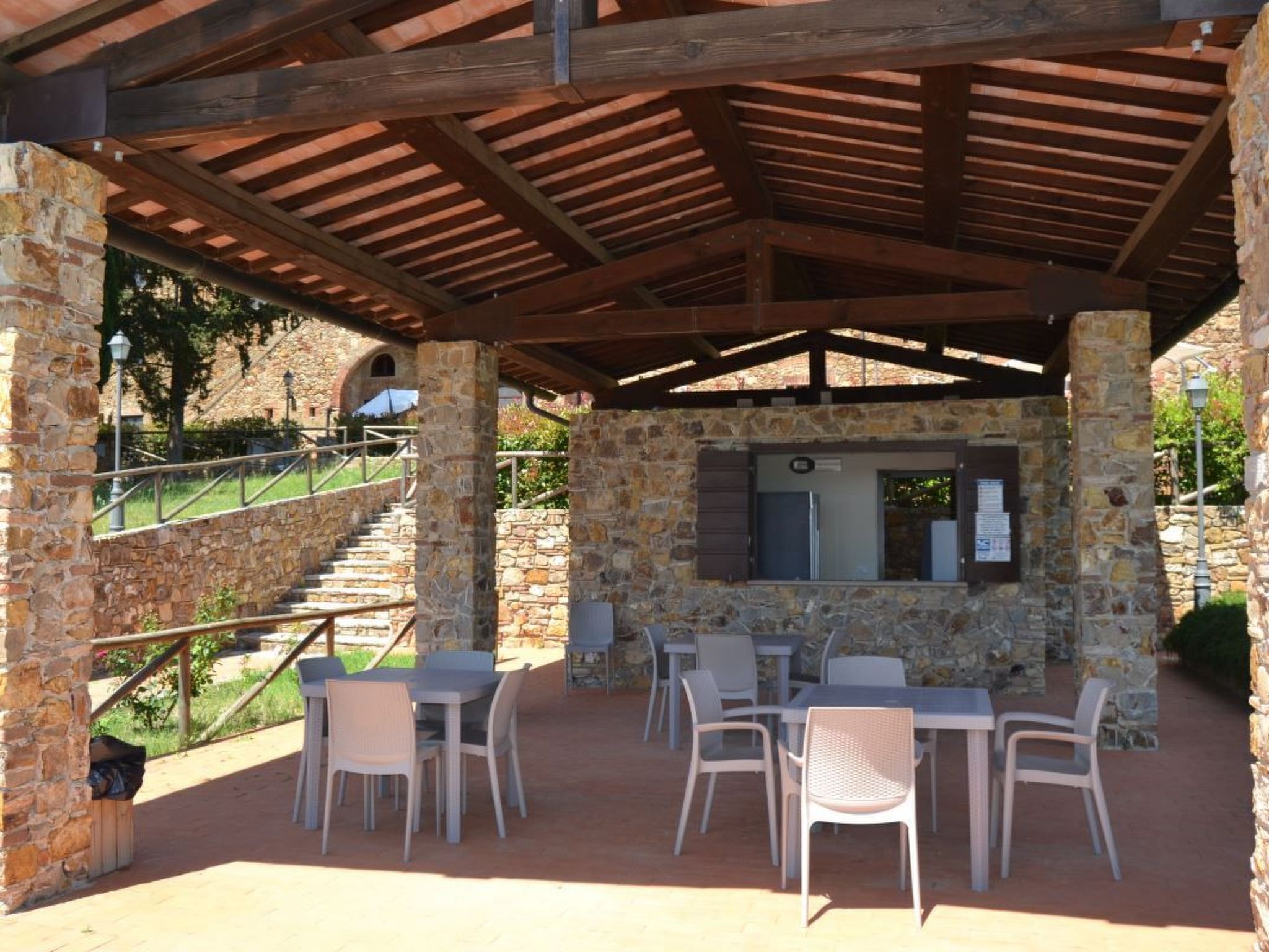 Superior Drei-Zimmer-Wohnung mit Garten und Pavillon