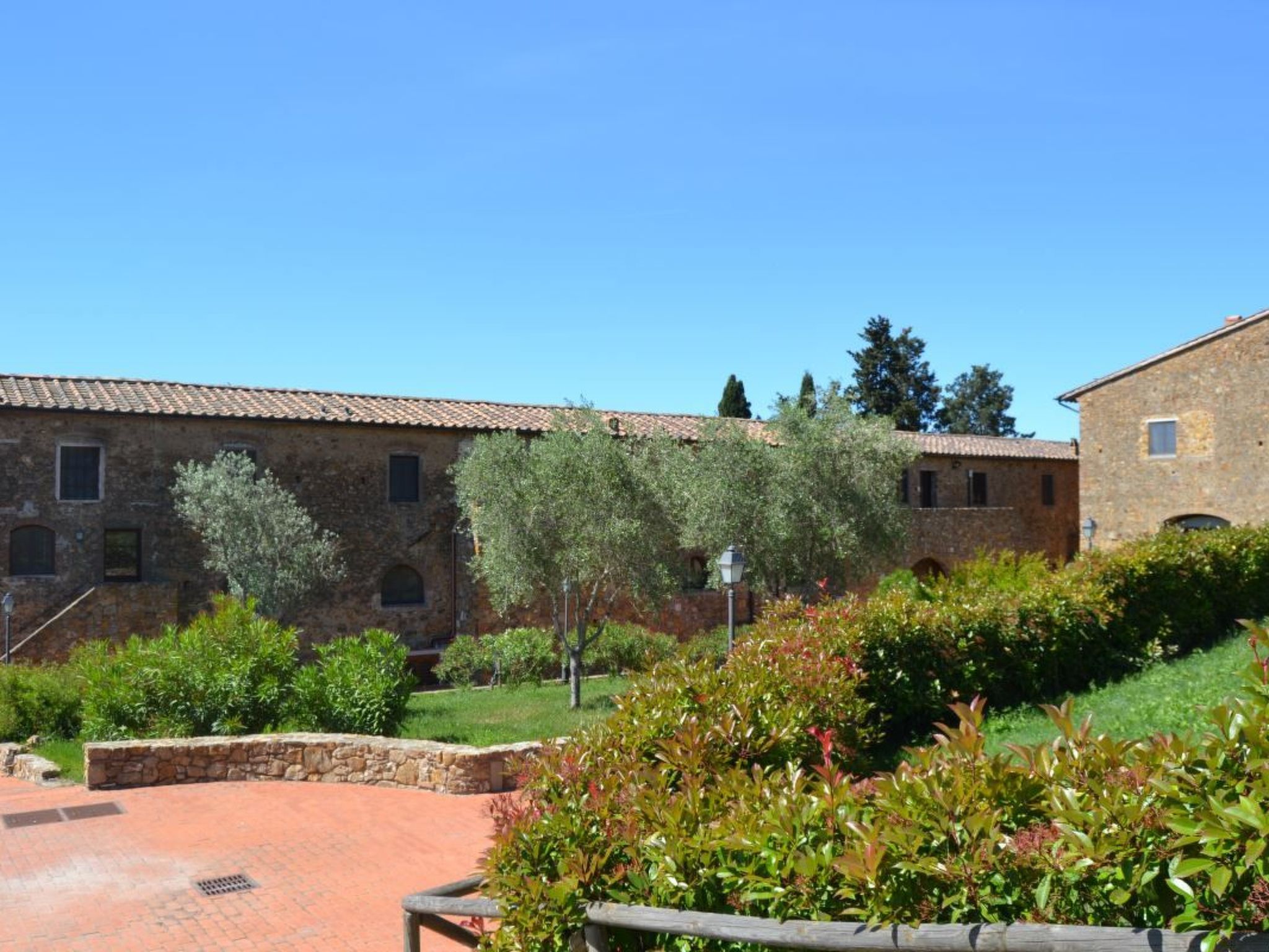 Superior Drei-Zimmer-Wohnung mit Garten und Pavillon