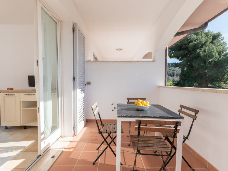 2-Zimmer-Wohnung 40 m2 im 1. Stock. Objekt geeignet für 2 Erwachsene + 2 Kinder. Gemütlich eingerichtet: Obergeschoss: Wohn-/Esszimmer mit 1 Diwanbett, Esstisch und TV. Ausgang zur Terrasse. 1 Doppe..