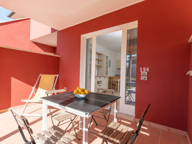 Appartement 2-kamers 40 m2, op de begane grond. Gezellig ingericht: woon-/eetkamer met 1 2-pers divanbed, eettafel en TV. Uitgang naar het terras. 1 2-pers. kamer. Open keuken (oven, 4 kookpitten (vla..
