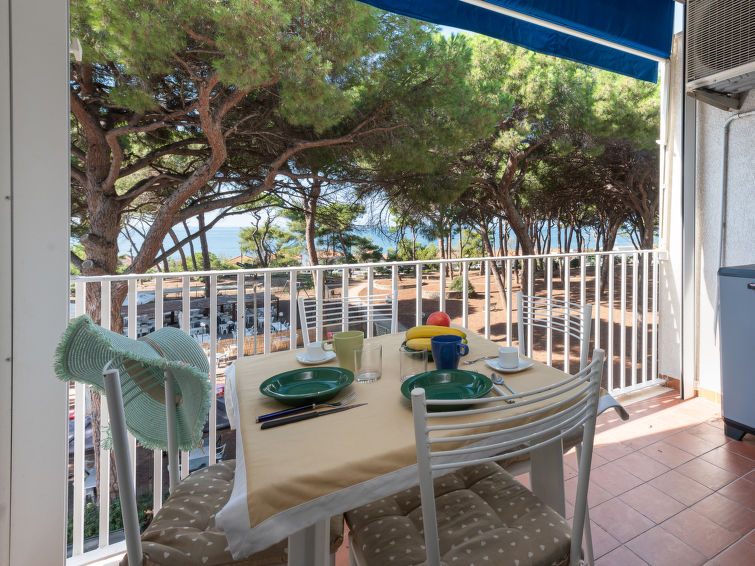 2-persoons appartement met zeezicht direct aan zee in Follonica in Follonica