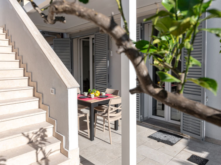 "Pianosa I", appartement 2-kamers 60 m2, op de begane grond. Ruim, modern en smaakvol ingericht: woon-/eetkamer met 1 2-pers divanbed, eettafel en eethoek. Uitgang naar de loggia. 1 2-pers. kamer. Ope..