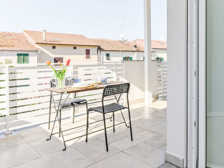 "Palmaiola", appartement 2-kamers 40 m2 op 2 verdiepingen, op de bovenste verdieping. Modern en smaakvol ingericht: woon-/eetkamer met 1 2-pers divanbed en eettafel. Uitgang naar het terras. 1 2-pers...