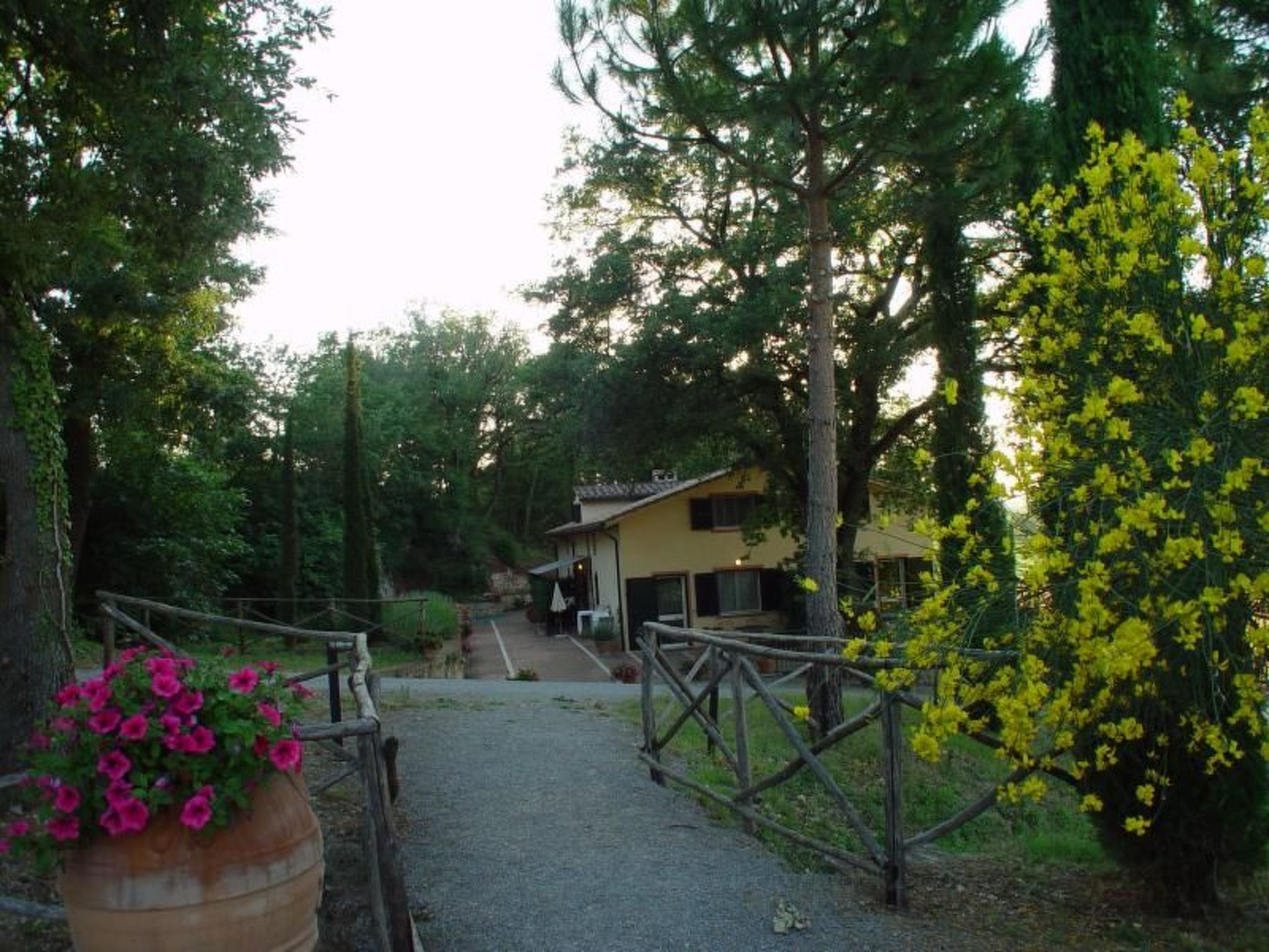 Wohnung in Sarteano mit Privatparkplatz-Draußen