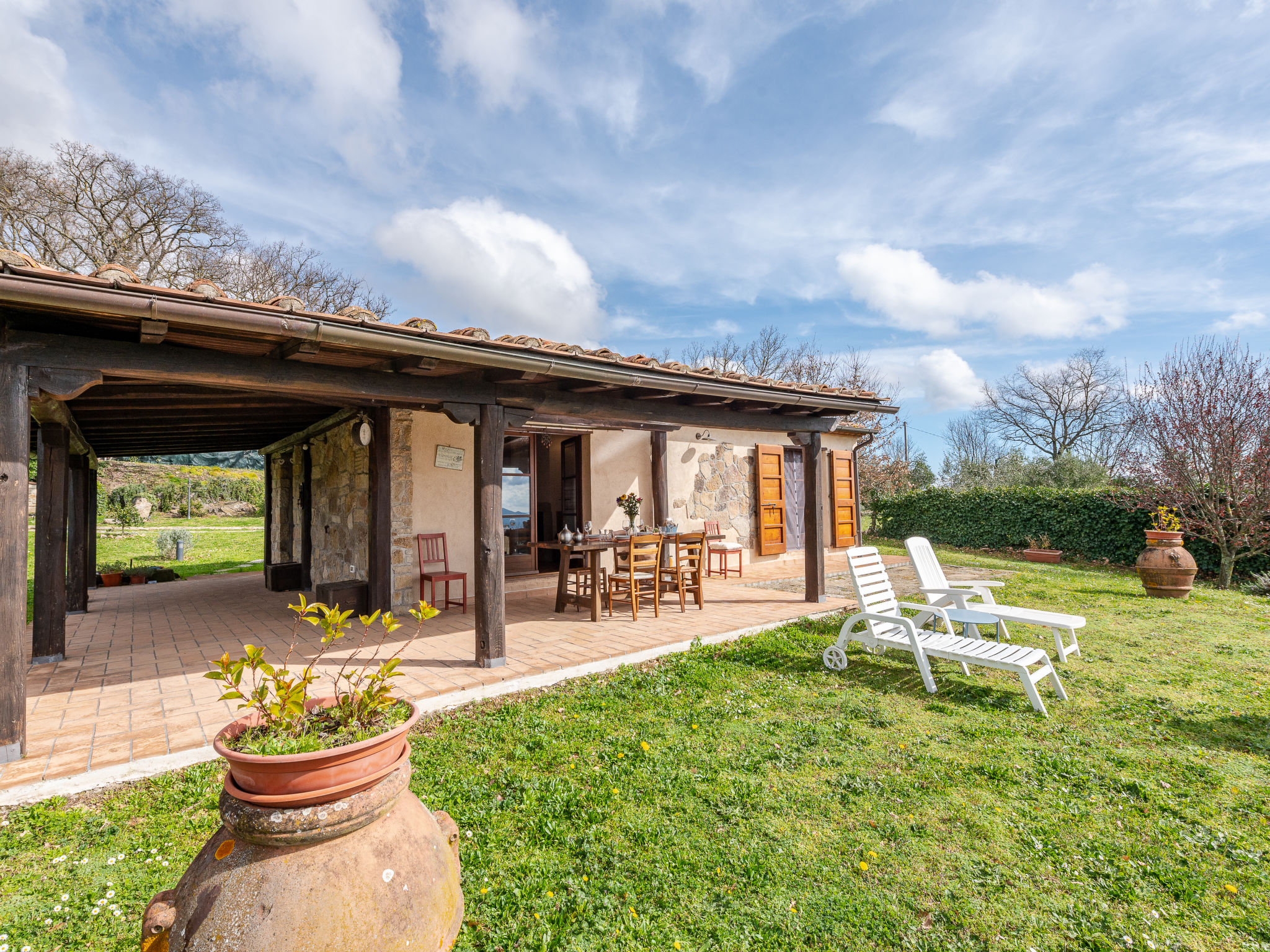 Huis 3-kamers 60 m2, op de begane grond. Rustiek en gezellig ingericht: woon-/eetkamer met open haard (alleen decoratie), eettafel. Uitgang naar het terras. 1 2-pers. kamer met TV. 1 groot 2-pers. kam..