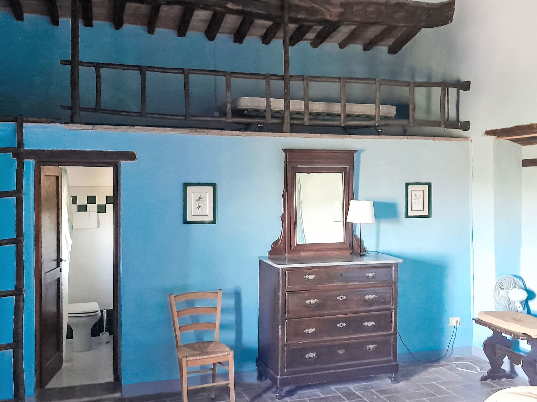 Gemütliche blaue Wohnung mit Garten - Drinnen