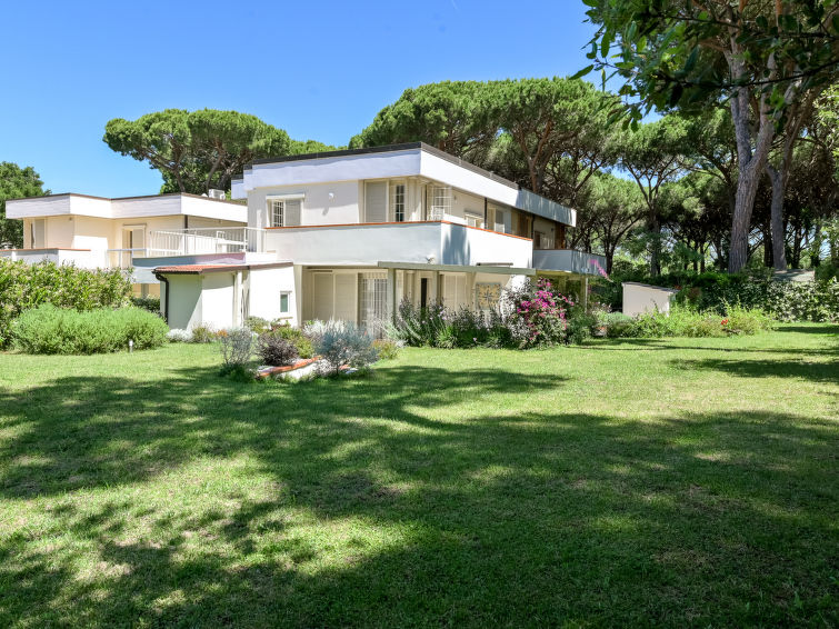 Op 700 m van zee: Ruime villa Tiffany in Punta Ala voor 10 personen in Punta Ala