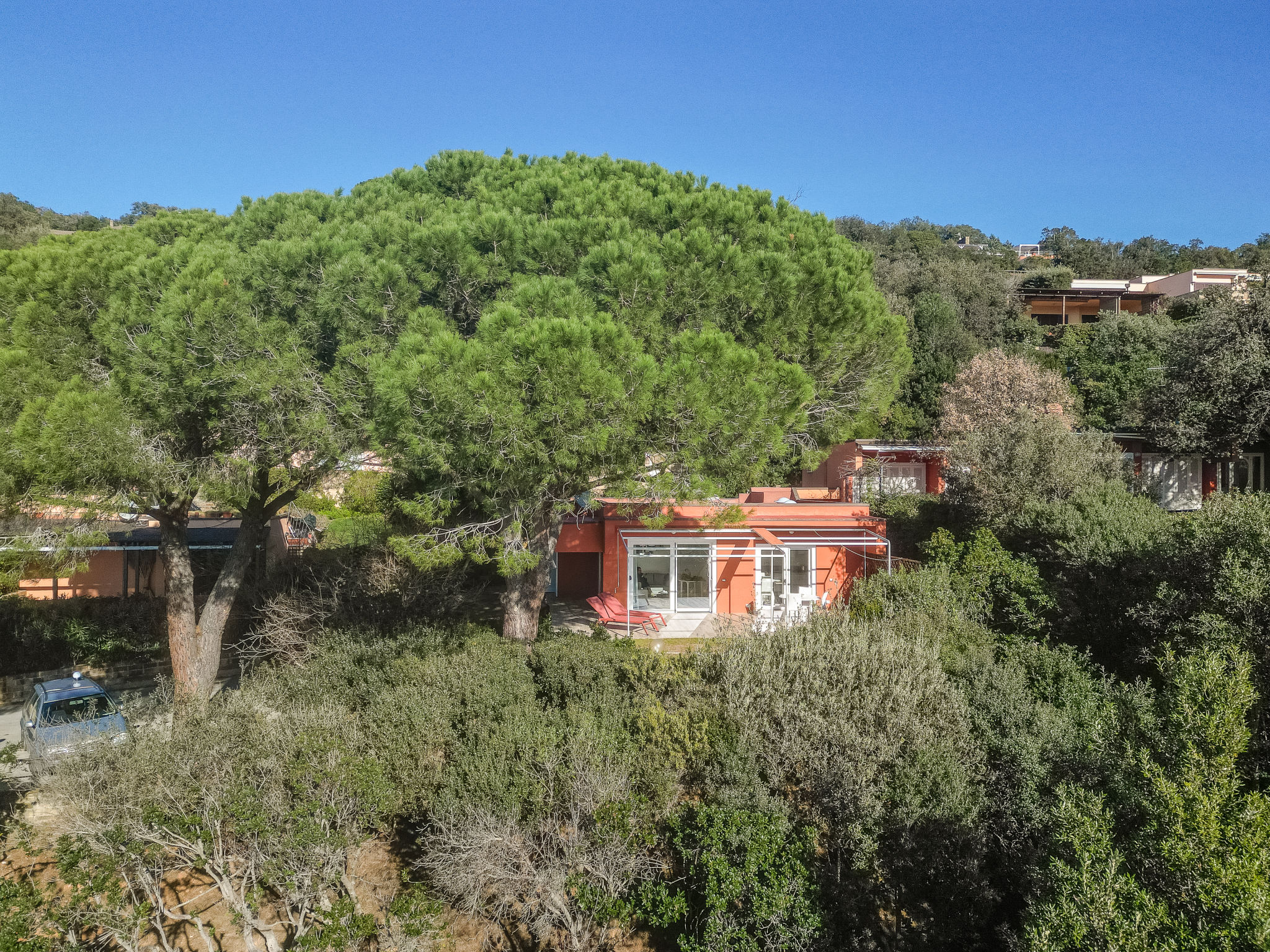 "Villa Marzia Mare & Golf", huis 5-kamers 120 m2. Ruim en licht, volledig gerenoveerd in 2022, zeer modern en stijlvol ingericht: woon-/eetkamer met panoramavenster met TV (Flatscreen TV), air-conditi..