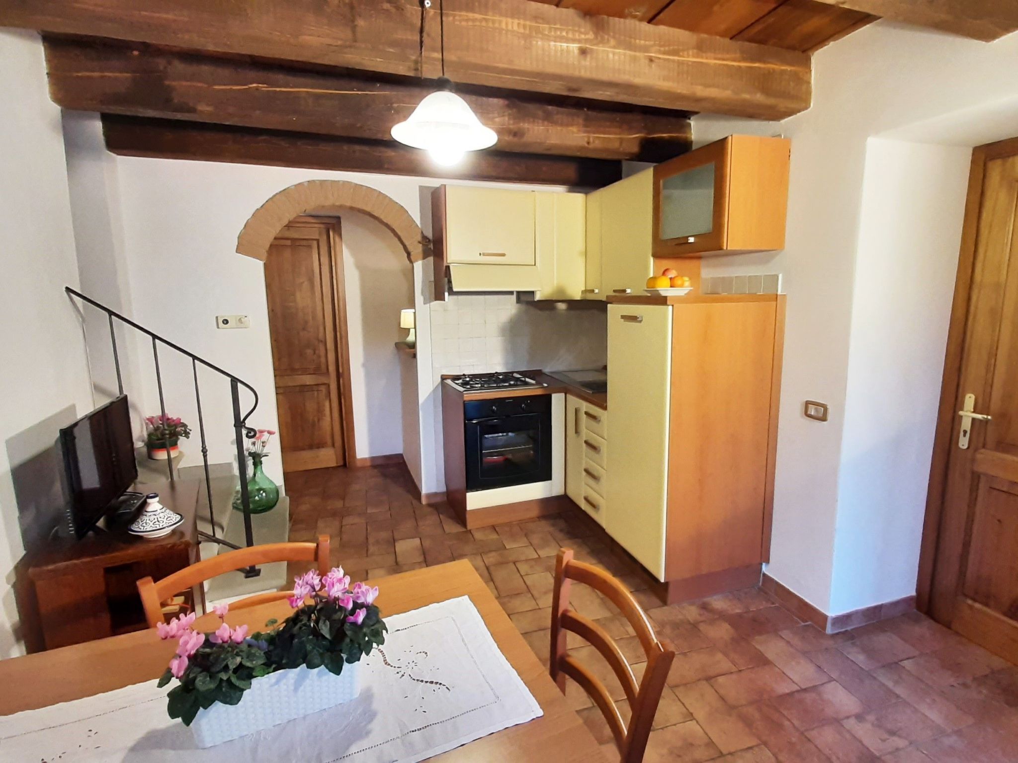 PRATOVECCHIO - Casalino - TUSCAN RUSTICO IN PIETRA - LA CORTE Zwei-Zimmer-Wohnung qm. 42, 1. Stock (für 3 Personen) - Küche, Schlafzimmer mit Doppelbett + 1 Einzelbett, Bad mit Dusche, TV, Garten, G..