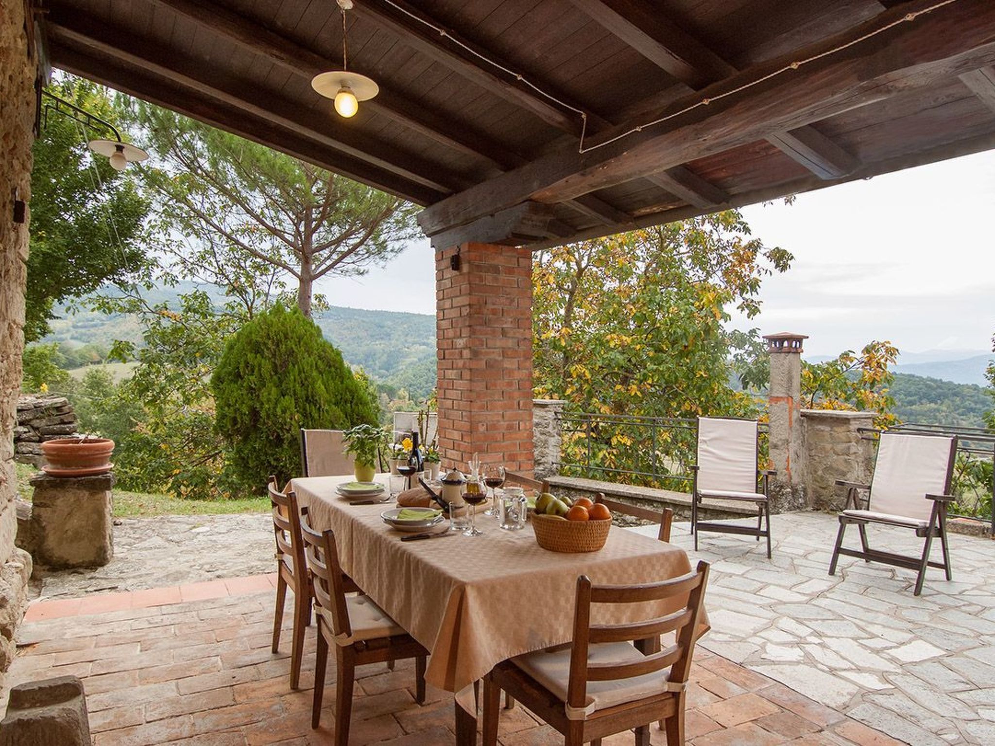 Discover the timeless charm of Tuscany by staying in this picturesque house in Pratovecchio, perfect for groups of up to 6 people. Surrounded by greenery and the tranquillity of nature, this home offe..