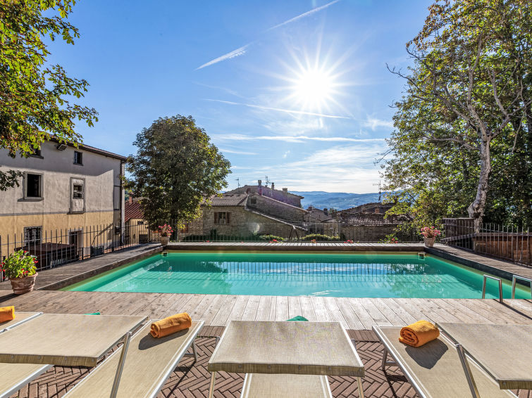 Ruim appartement in historische villa met zwembad in Pratovecchio in Pratovecchio