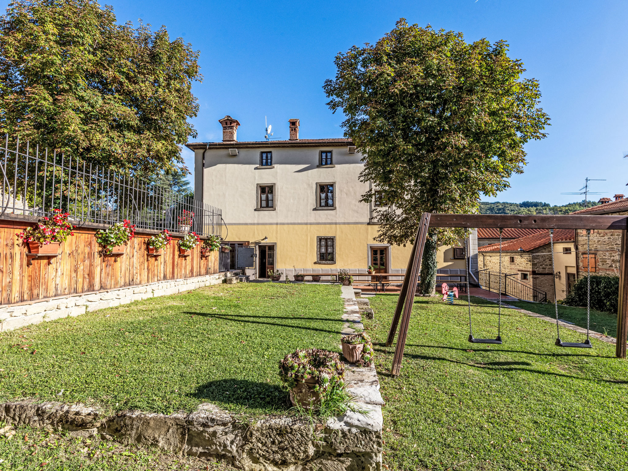 Wohnung in einer alten Villa mit Schwimmbad