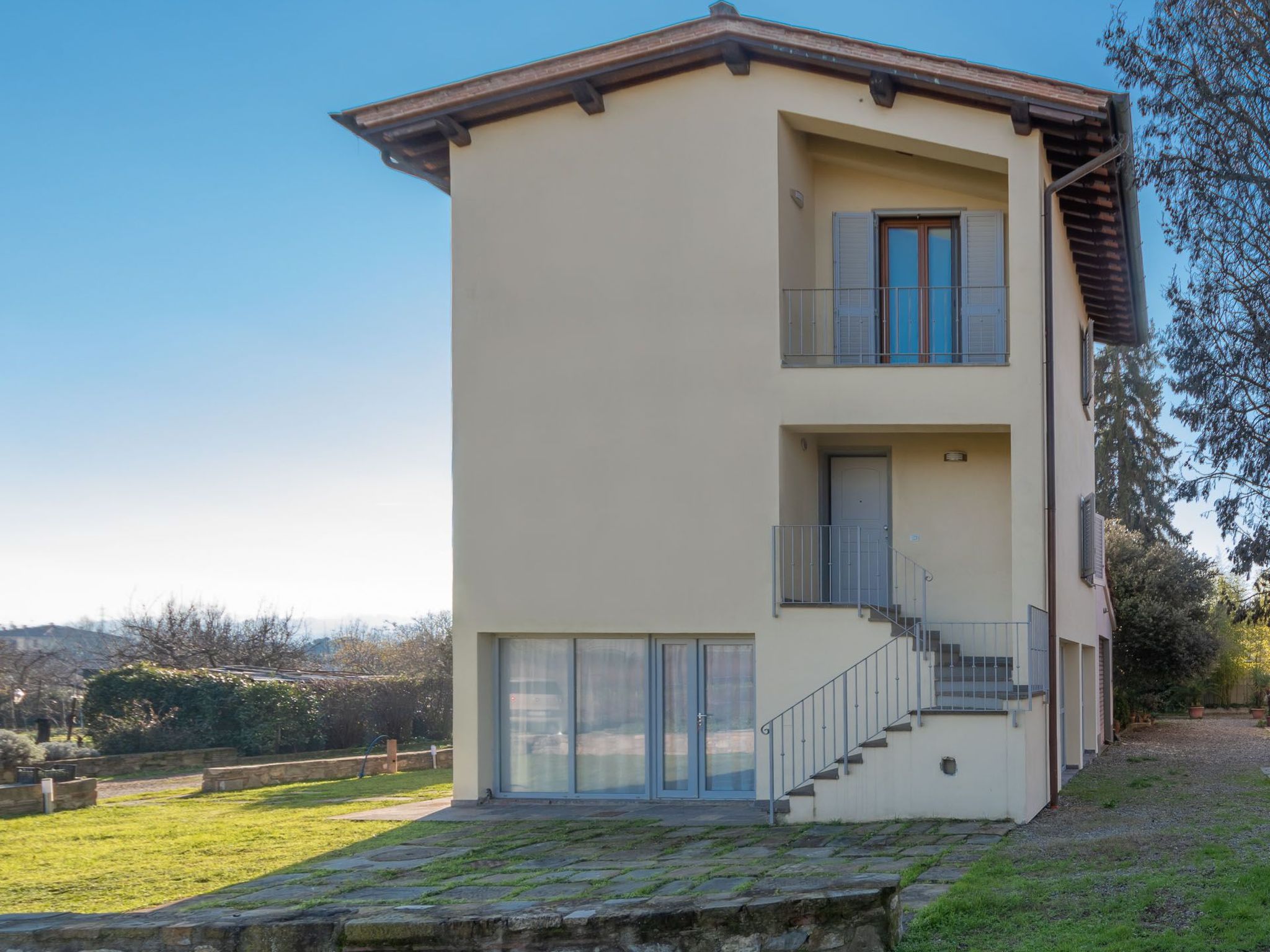 Modernes Haus mit Garten und privatem Parkplatz-Binnen