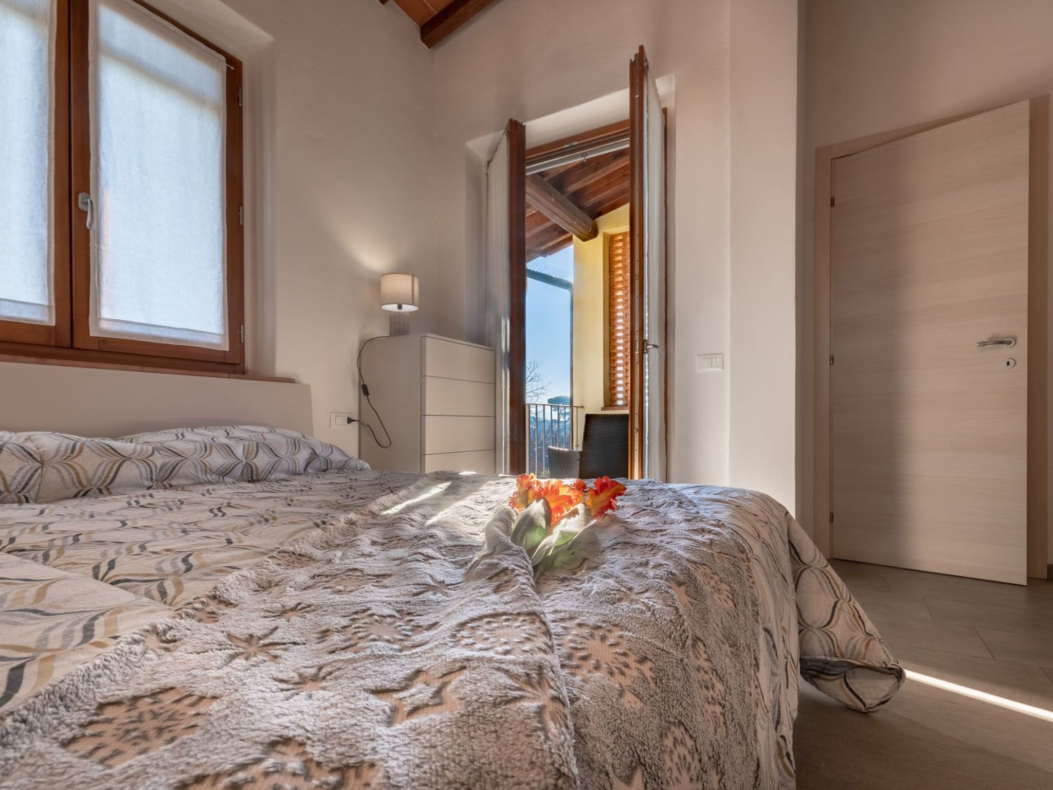 Modernes Haus mit Garten und privatem Parkplatz-Binnen