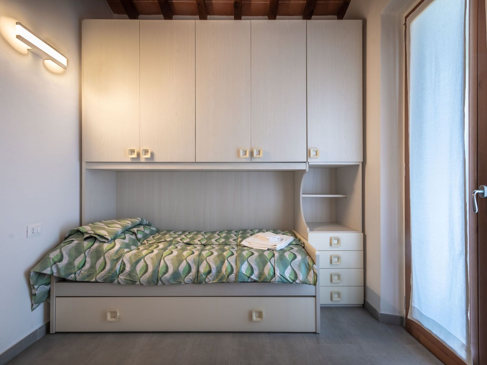 Modernes Haus mit Garten und privatem Parkplatz-Binnen