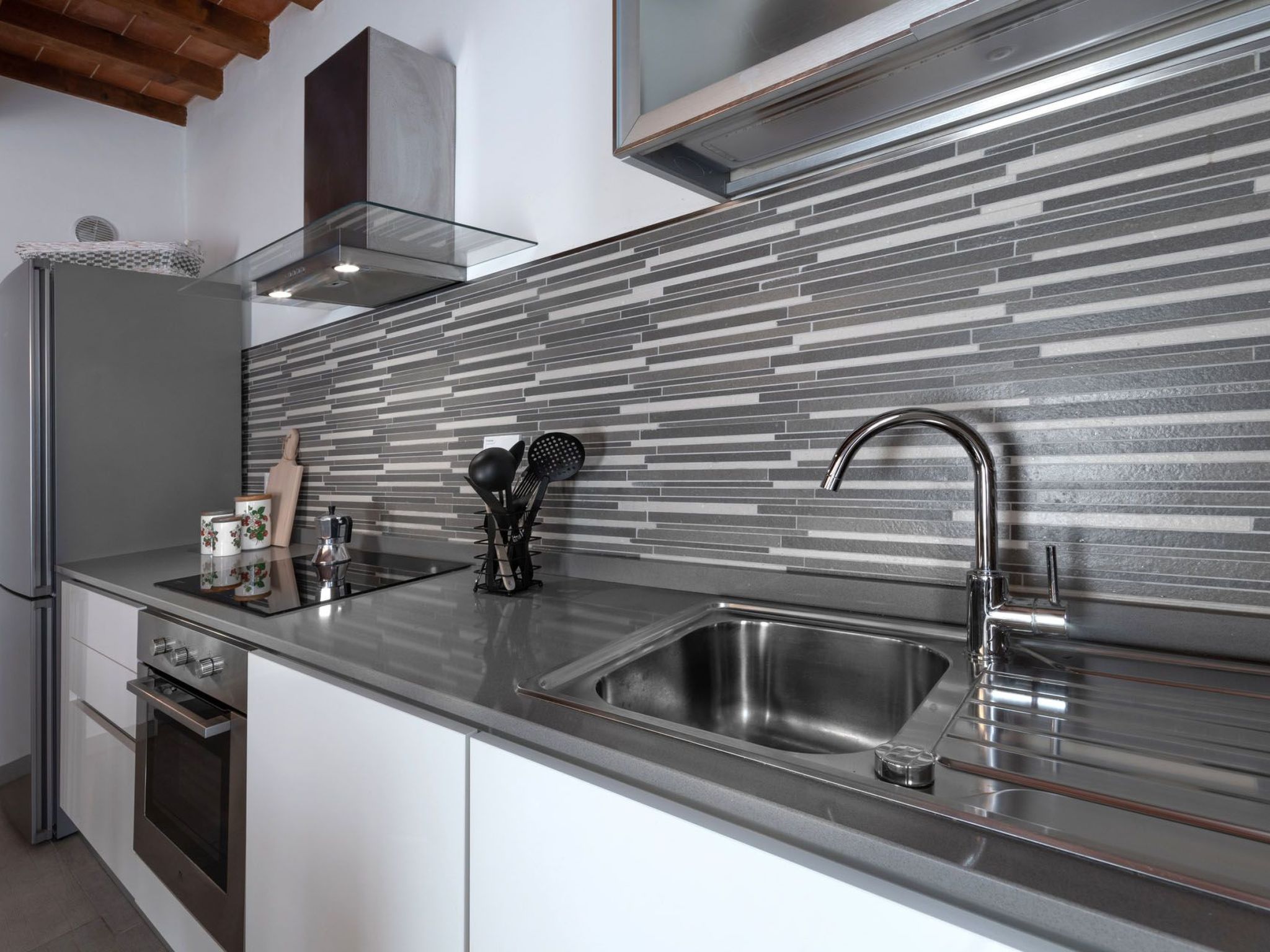 Modernes Haus mit Garten und privatem Parkplatz-Binnen