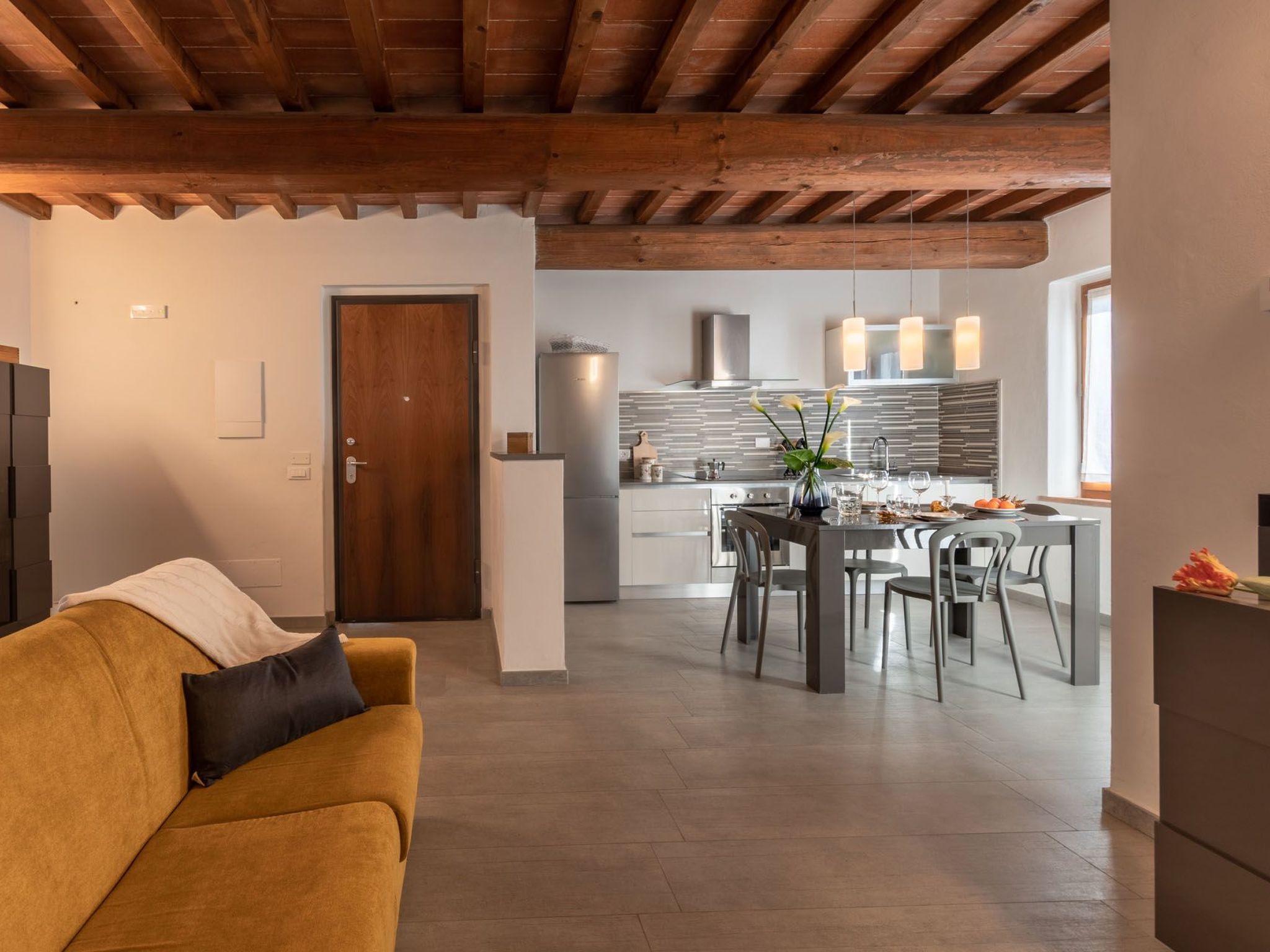 Modernes Haus mit Garten und privatem Parkplatz-Binnen