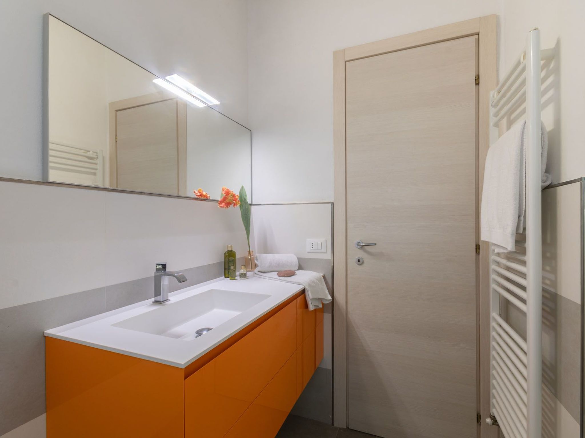 Modernes Haus mit Garten und privatem Parkplatz-Binnen