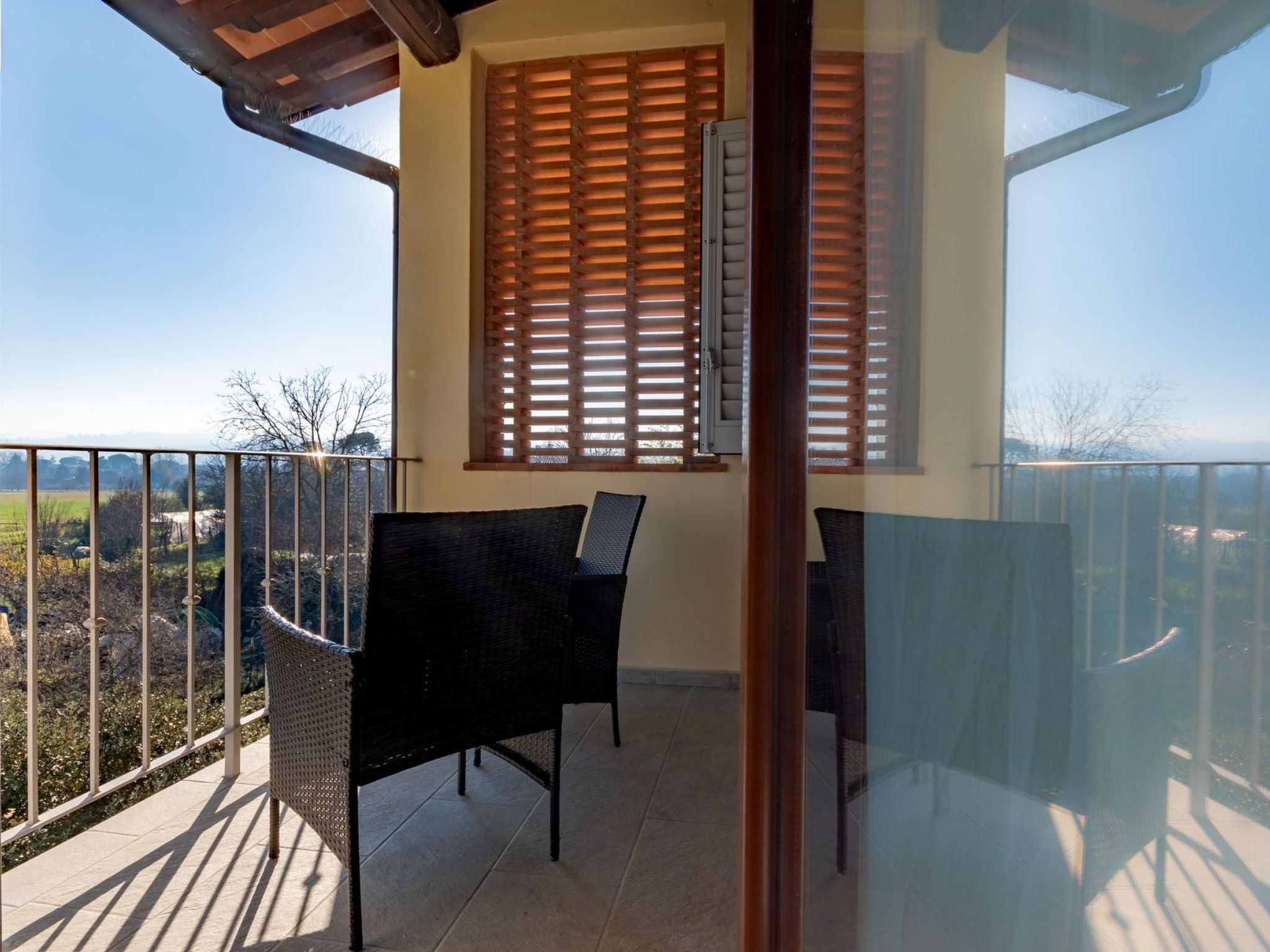 Modernes Haus mit Garten und privatem Parkplatz-Binnen