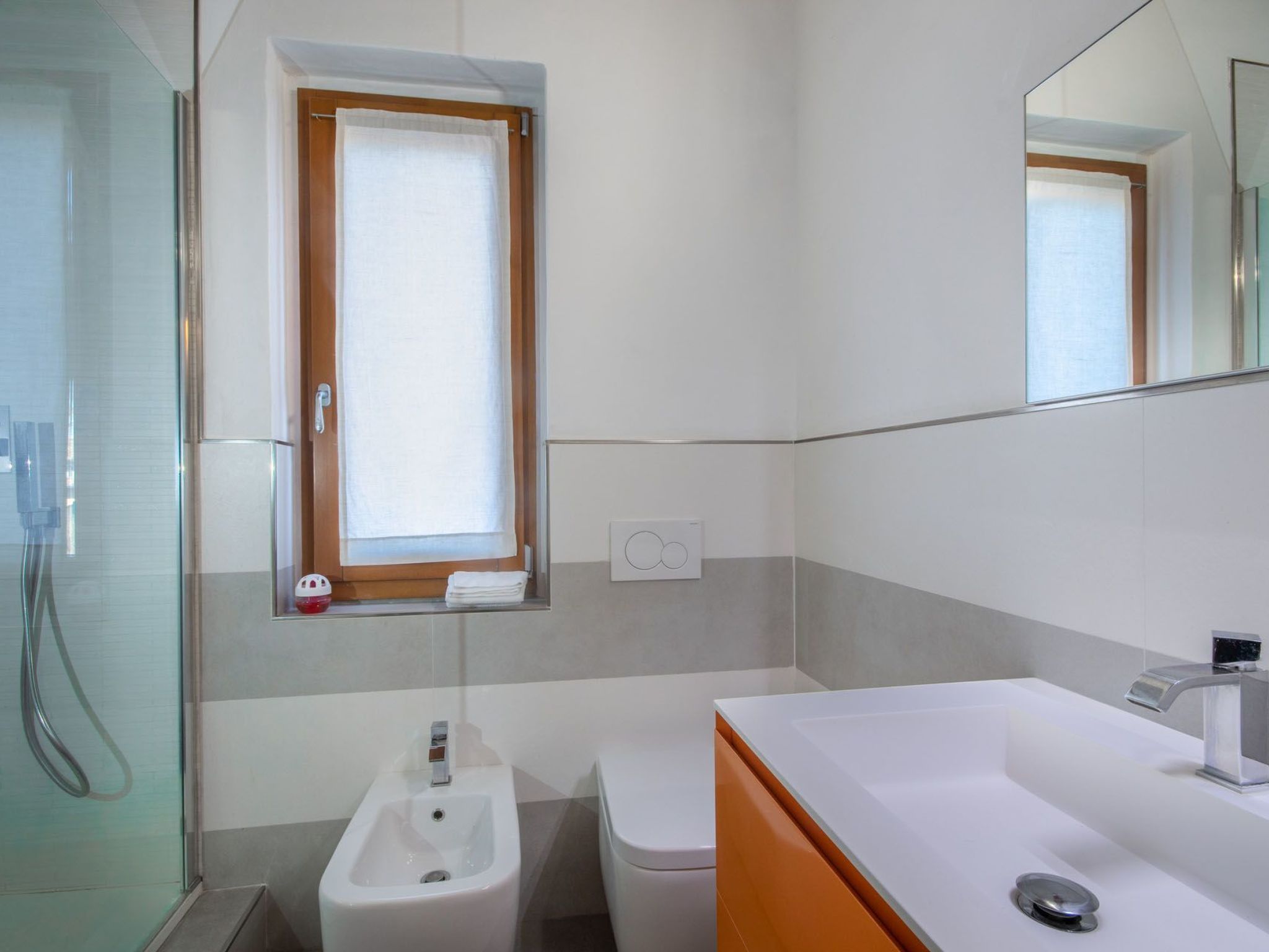 Modernes Haus mit Garten und privatem Parkplatz-Binnen