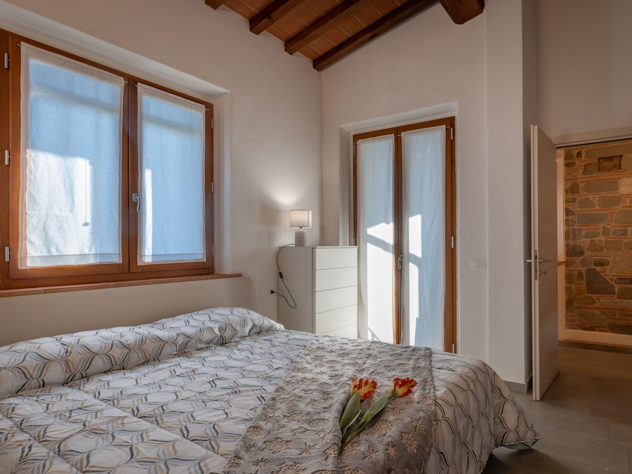 Modernes Haus mit Garten und privatem Parkplatz-Binnen