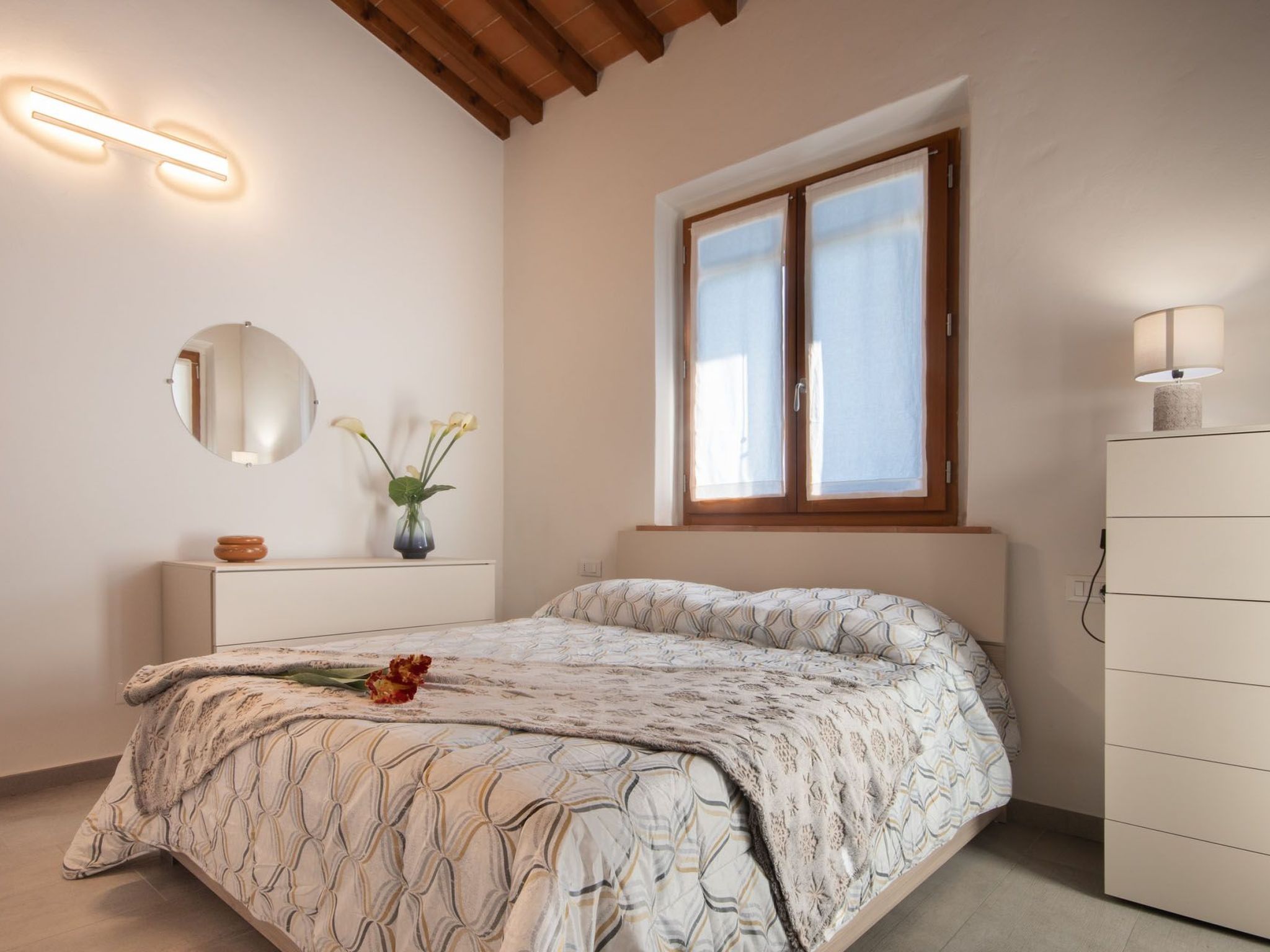 Modernes Haus mit Garten und privatem Parkplatz-Binnen