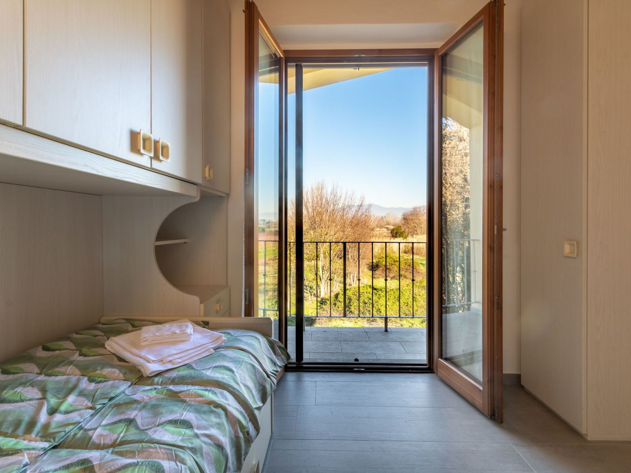 Modernes Haus mit Garten und privatem Parkplatz-Binnen