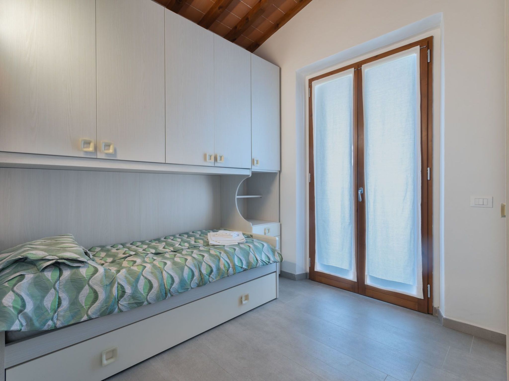 Modernes Haus mit Garten und privatem Parkplatz-Binnen