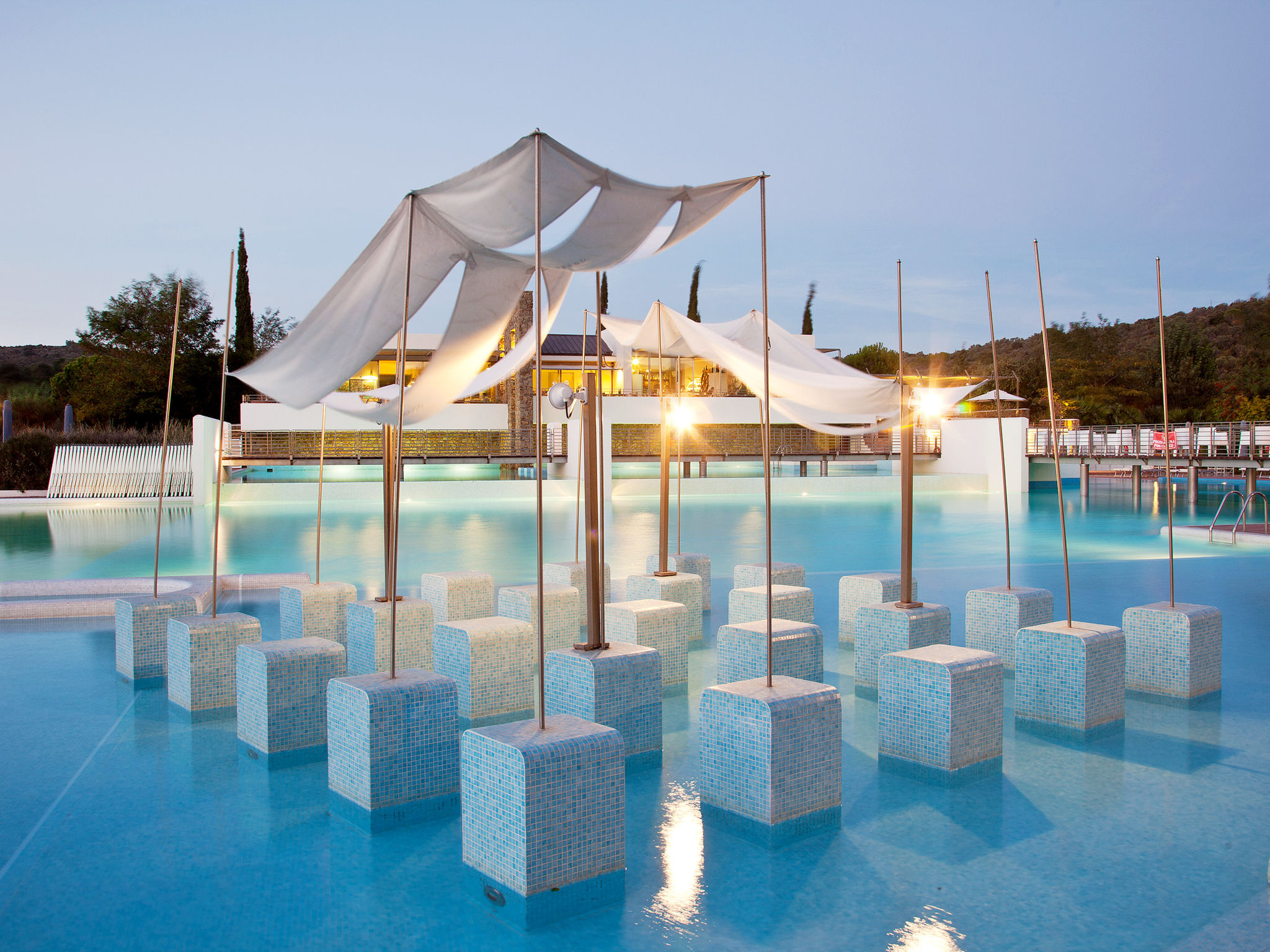 Deluxe — Pool Outdoor (3 of 33)