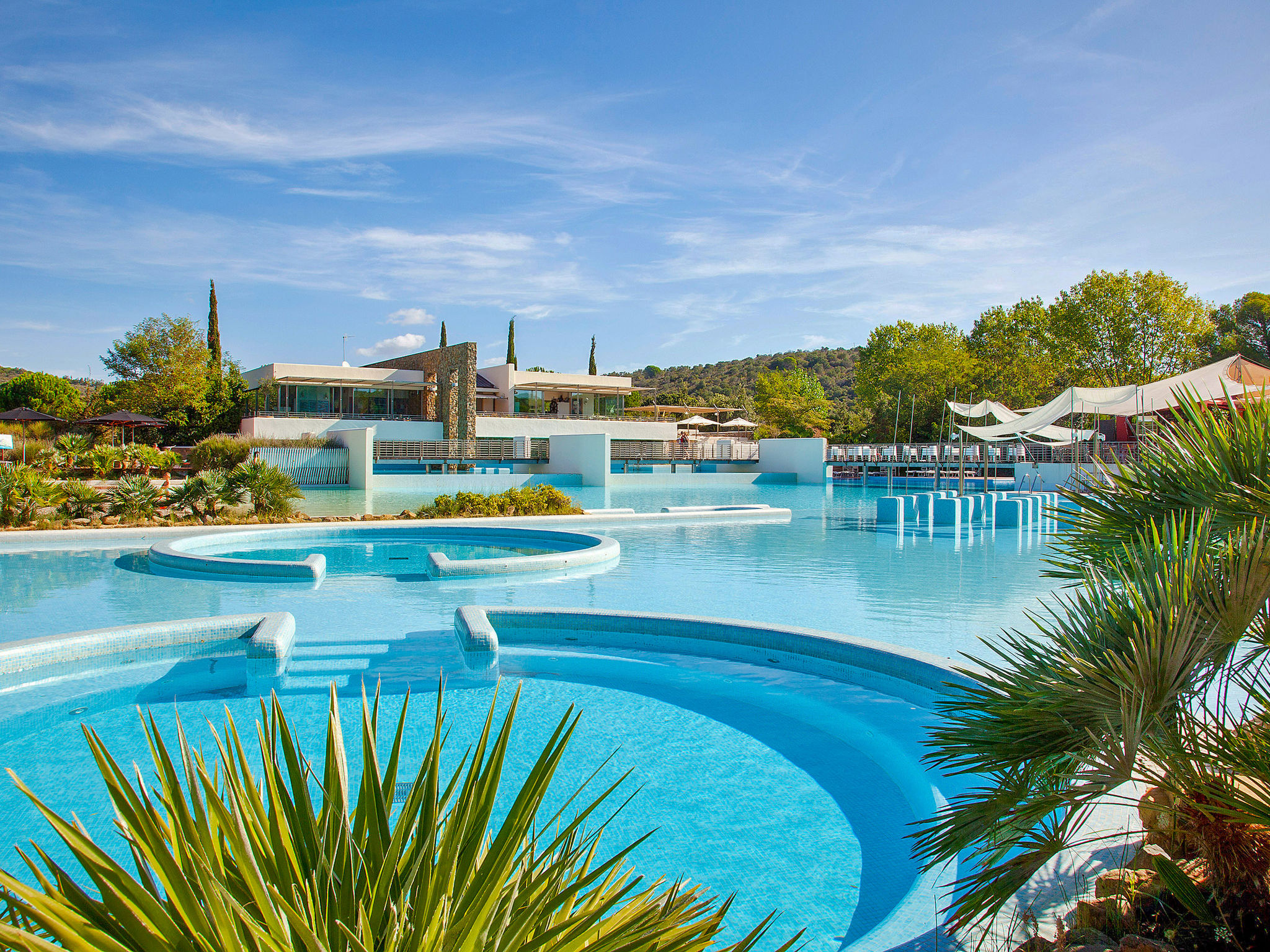 Deluxe — Pool Outdoor (2 of 33)