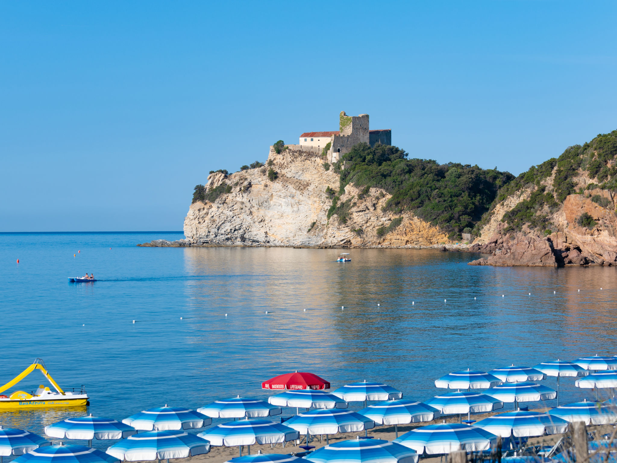 "Charme Plus", 3-kamers mobilhome 30 m2. Modern ingericht: woon-/eetkamer met eettafel en TV. 1 2-pers. kamer. 1 kamer met 2 bedden. Kookhoek (afwasmachine, 4 kookpitten (vlammen), diepvriezer). Douch..