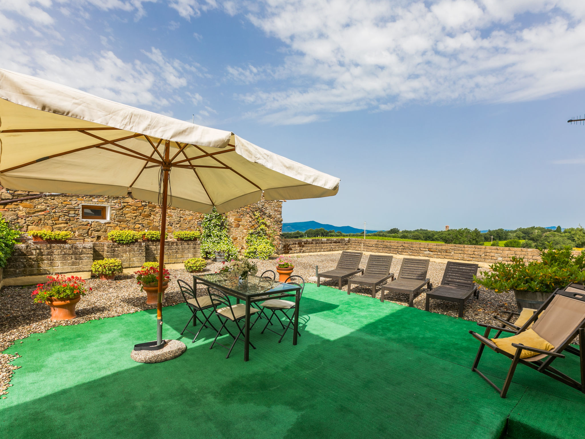 "Santa Marta", 3-Zimmer-Wohnung 70 m2 im 1. Stock. Komfortabel und rustikal eingerichtet: Wohnzimmer mit 1 Diwanbett und Klimaanlage. Ausgang zur Terrasse. 1 Doppelzimmer mit Dusche/Bidet/WC. 1 Zimmer..