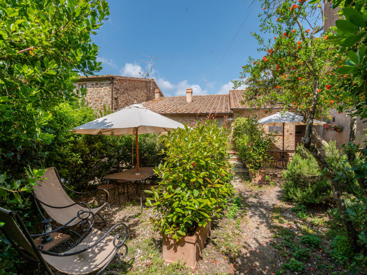 2-persoons rustieke boerderij Olinto in Cinigiano met open haard in Cinigiano