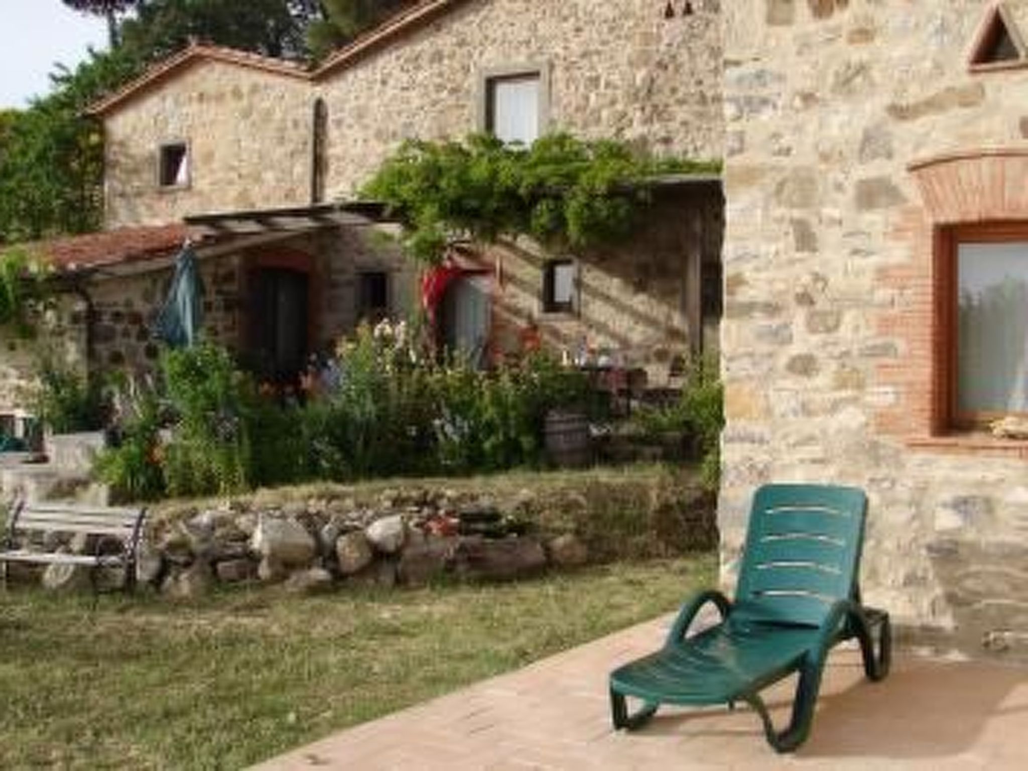 This romantic natural stone house is an oasis on the foothills of Monte Amiata, harmoniously nestled into nature in a great panoramic location and with light rooms. The owners live on the ground floor..