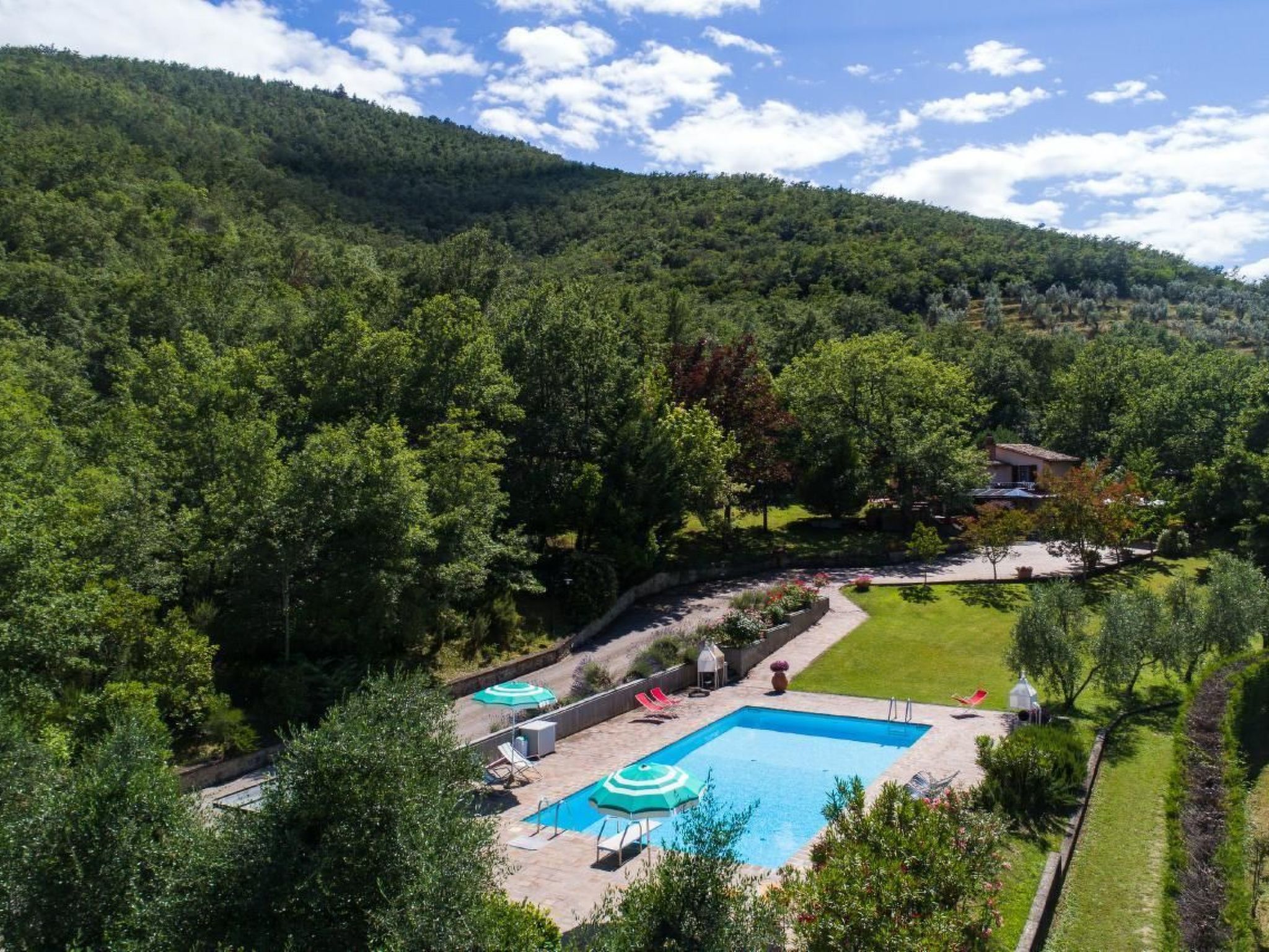 On an enchanting hilly location, between the characteristic Tuscan villages of Cortona and Castiglion Fiorentino, stands “Il Giardino delle Giare”. A completely independent villa, immersed into th..