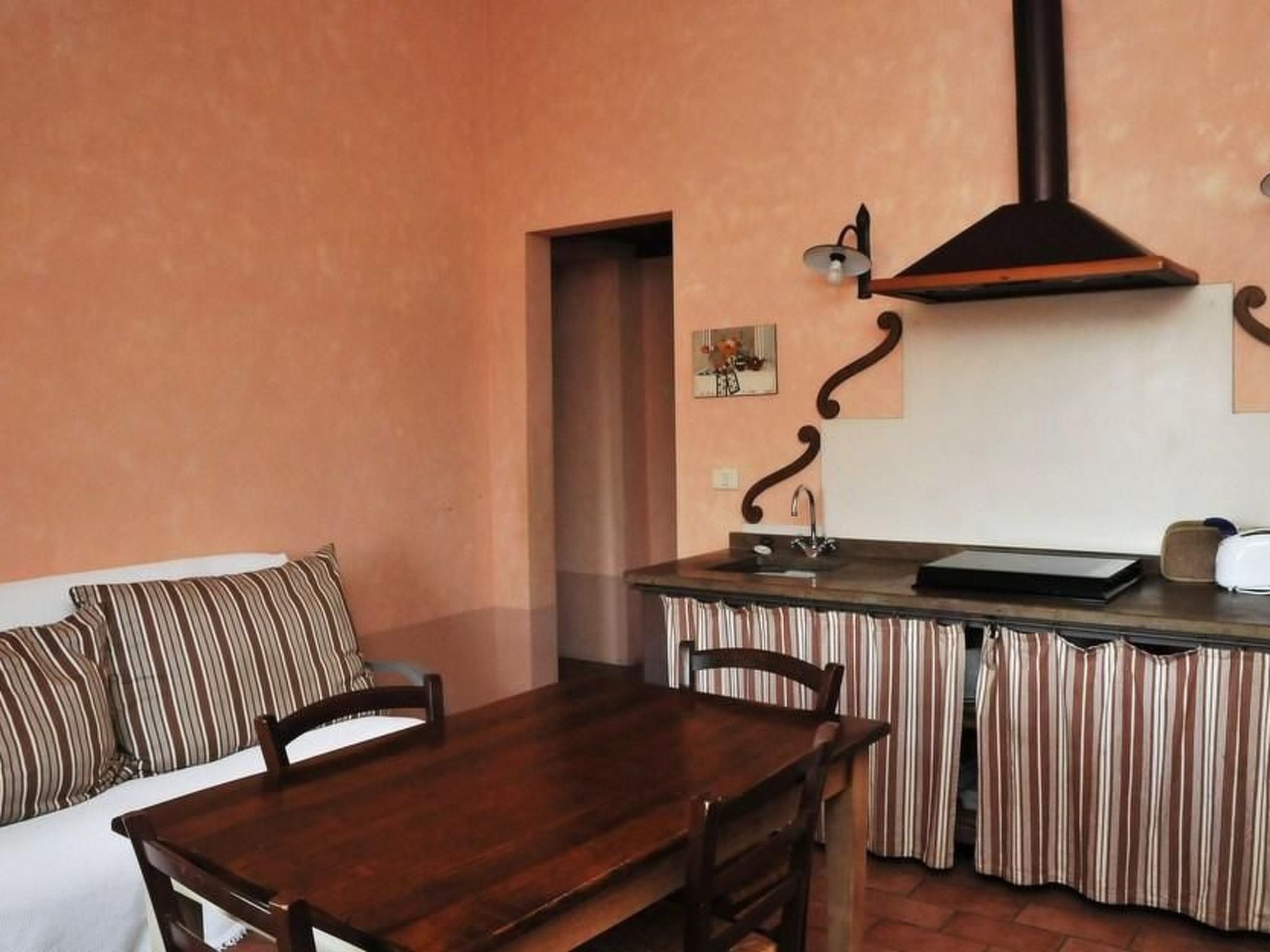 Appartement in Castiglione Del Lago mit Terrasse, gemeinsamem Pool und Garten-Inside