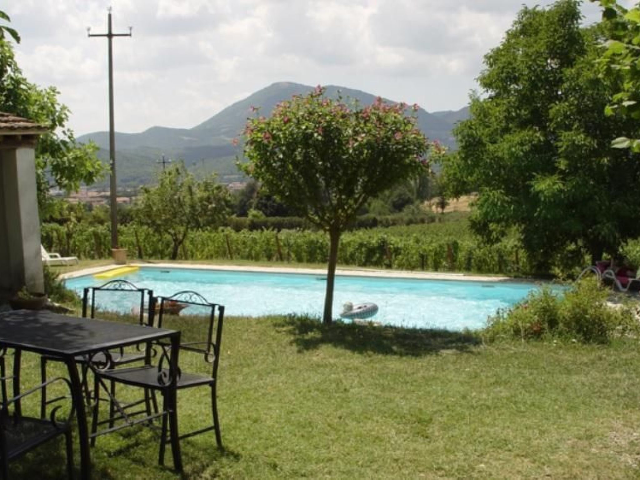 Discover the charm and comfort of Appartamento Il Molino, your next destination for an unforgettable getaway in Umbertide, near Lake Trasimeno. Perfect to accommodate up to 4 guests, this 65 sqm groun..